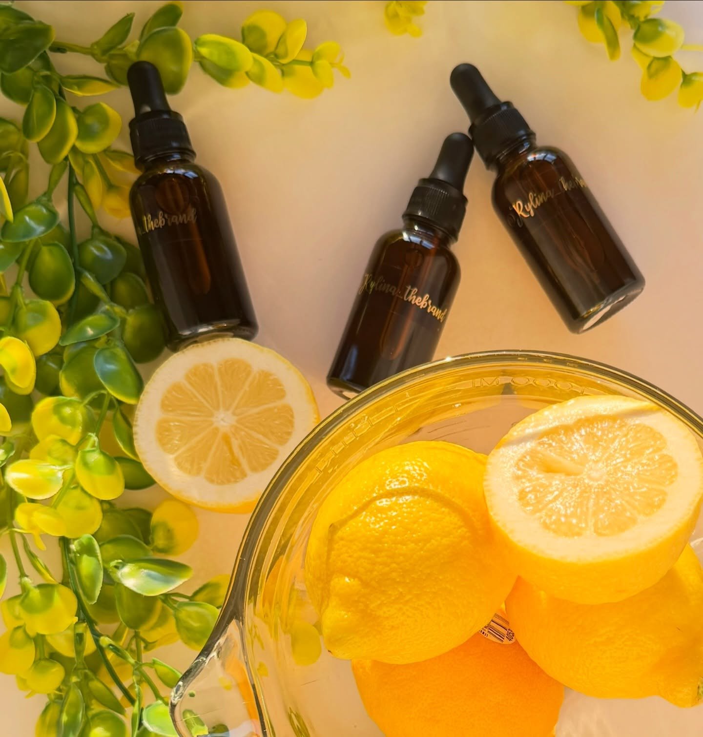 Our Lemongrass Organic Cuticle Oil is light, clean, and incredibly refreshing🍋

Simple ingredients.
Beautiful nails💅

#rylinathebrand #shopsmall #naturalnails #healthycuticles #strongnails