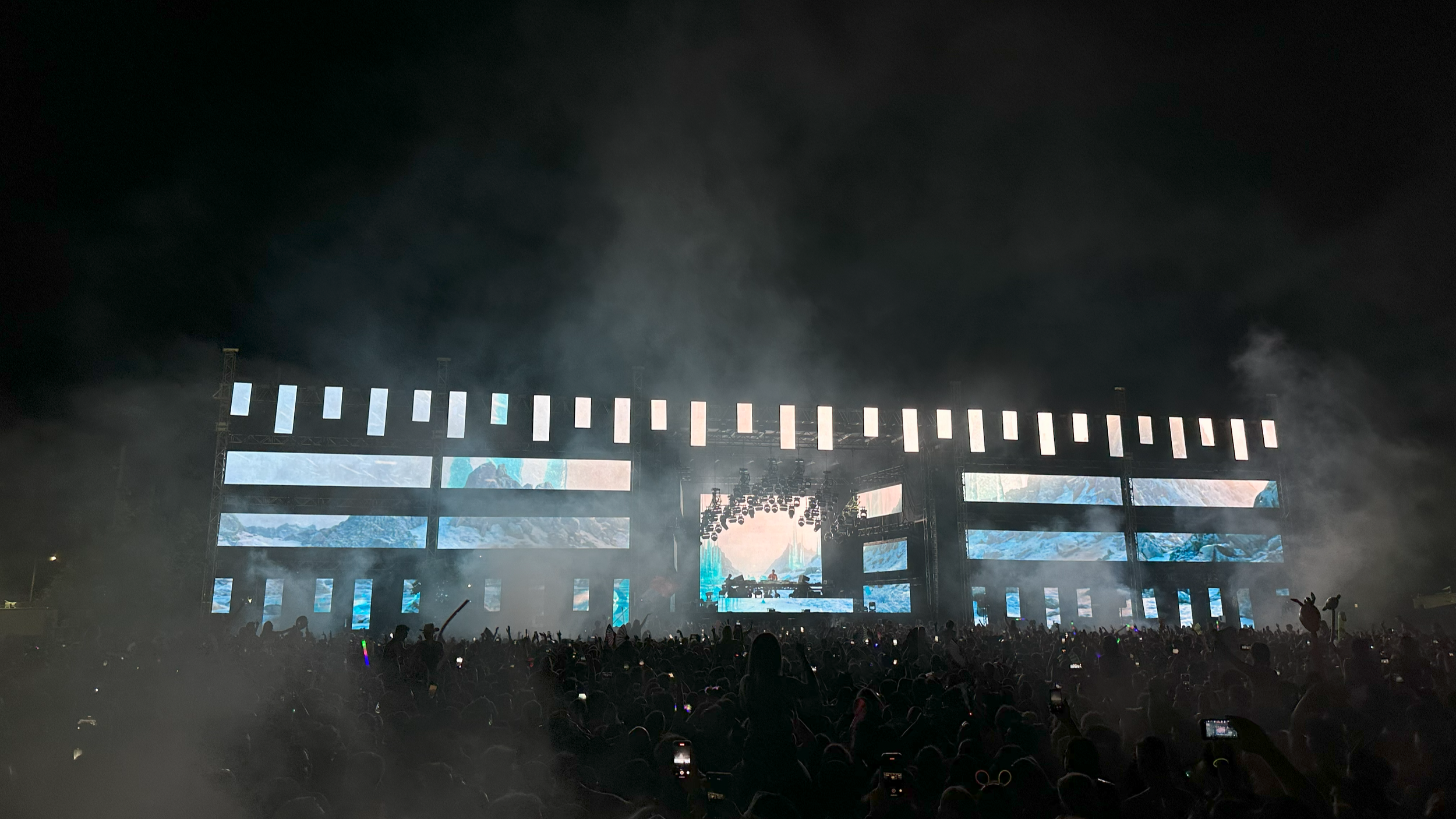 Mur LED géant installé lors d’un festival  – Outbox Visual