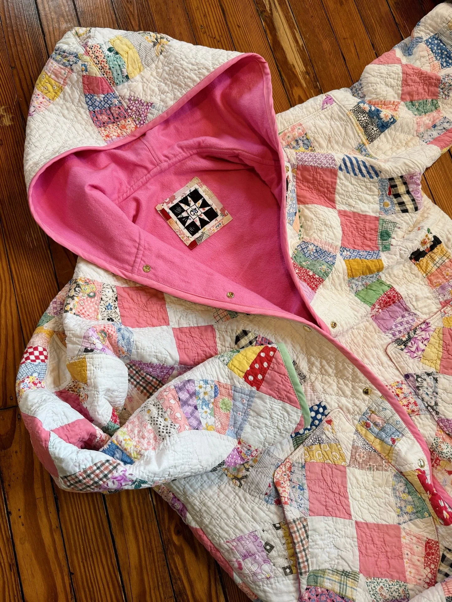 Finished my fully lined quilted house coat/hoodie 🪡 

This coat is made out of a hand stitched double wedding ring quilt that I found at the @goodwillswpa bins!! Crazy lucky find. It took FOUR rounds of stain treating and handwashing to clean this b