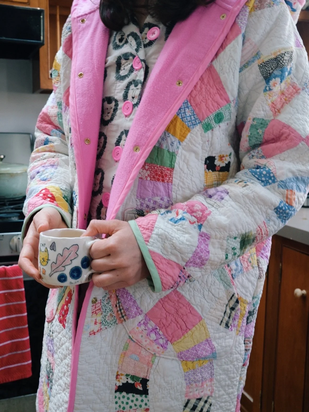 I made my cozy lion pajamas out of children&rsquo;s bedsheets and a quilted house coat hoodie to lounge about in ☁️☕️☁️ 

Quilt (from the bins!!) and bedsheets @goodwillswpa 
Pink buttons @creative_reuse 
Cutie cat mug @bloomapplestudio 
Flora jacket