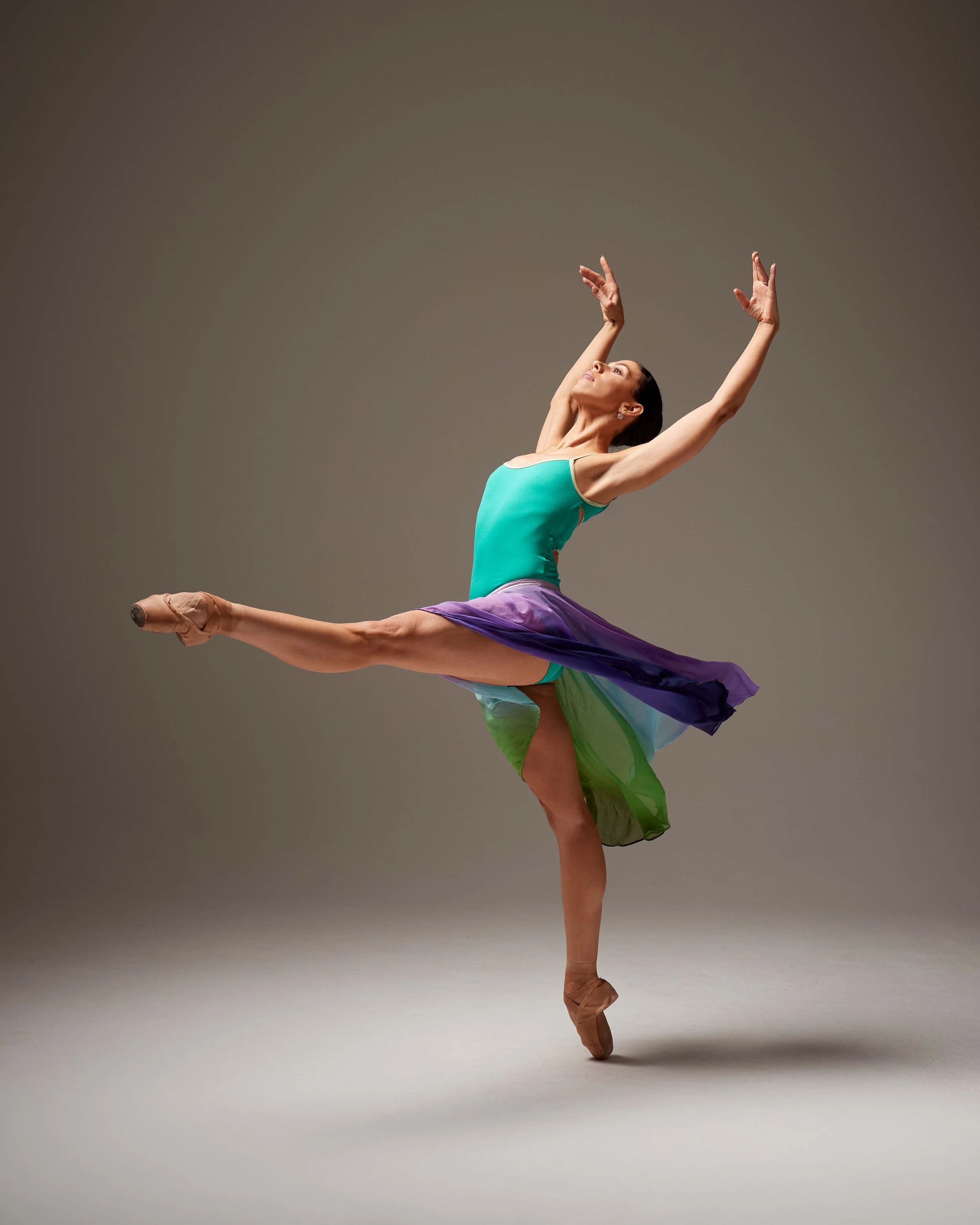 Falling Devant Croise Kylie Fox low res.jpg