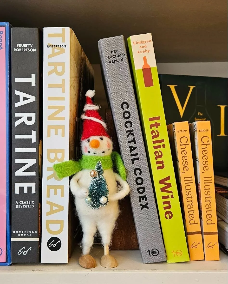 Books, Puzzles, Trivia Decks, and Champagne...📚🎁🧩🍾
The gifts you reach for right after dinner, and enjoy with your friends and family around the holiday table.