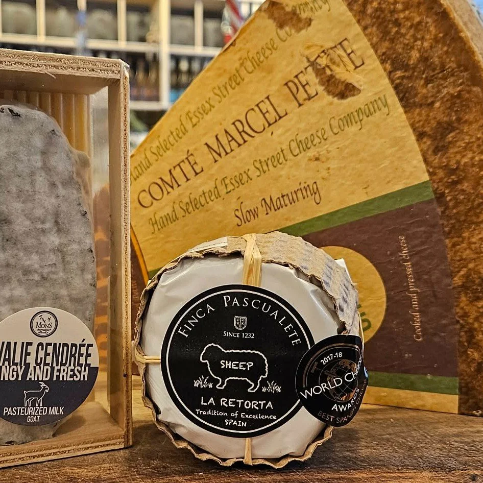 'Tis the season when we're all hosting guests from out of town, right? It's no different here! For the holidays, we have a few special visitors...
🇪🇸Finca Pascualete La Retorta, Spain. How does the song go again? Bring me some Finca pudding? You're