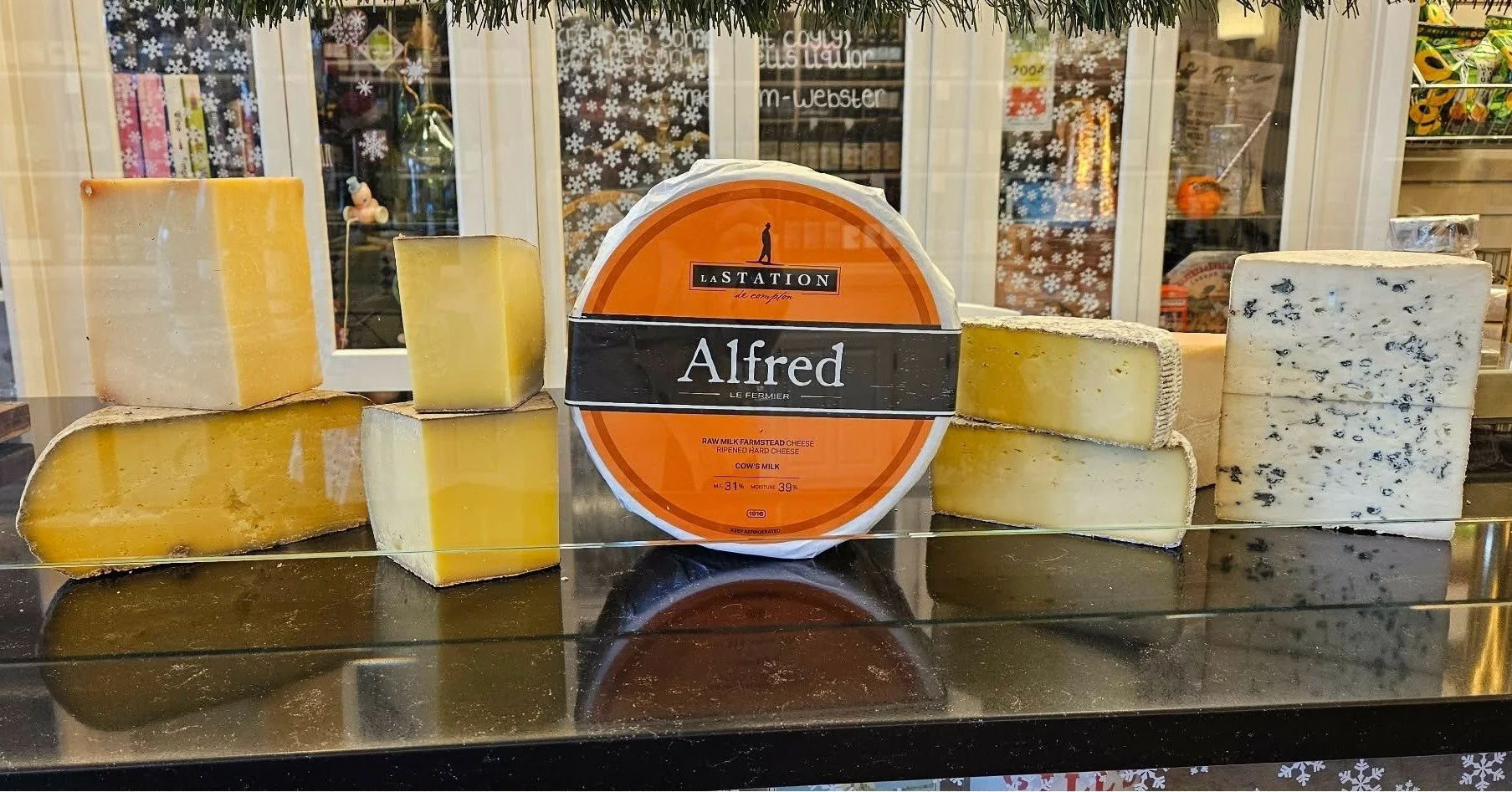 This is a seriously outstanding wheel of cheese. Wow!😍
Alfred Le Fermier by Fromagerie La Station in the town of Compton in Quebec Province. This pressed, cooked farmstead cheese is made from organic raw cow's milk and aged a minimum of eight months