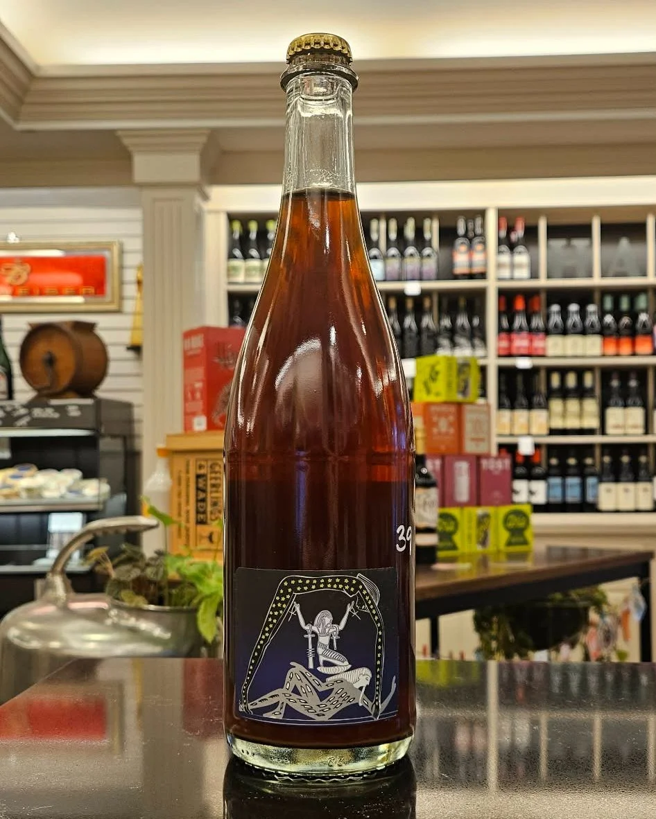 Enlightenment Wines Meadery ✨🍎🍒🥀 Night Eyes Sparkling Apple-Cherry-Sumac &amp; Rosehip Mead
Organic 🩷 Vegan 💚 No Added Sulfites
Made from New York honey, cherries, and apples, infused with hand-picked sumac and rosehips, aged in wood barrels.