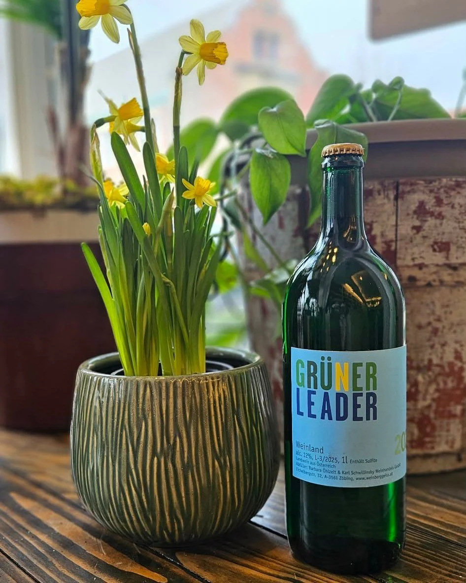 For us, it's not Spring until Barbara arrives! Sparkling Gr&uuml;ner Veltliner, with notes of green apple, white peach, jasmine tea, lemon, and lime.
🍏🍑🍋🍒🍋&zwj;🟩
And if you're looking for something vibrant and lively, these orange wines each ha