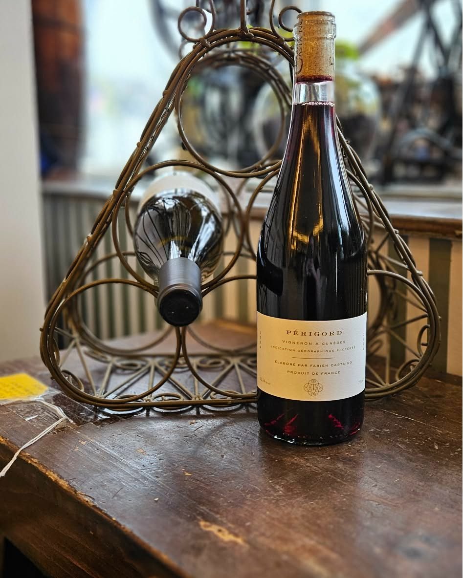 Un bon vin est une longue histoire. A good wine is a long story.
From the "Garden of France": Mary Taylor Muscadet S&egrave;vre-et-Maine sur Lie, Jacqueline Delaunay. A Melon de Bourgogne that embodies the Loire Valley, balancing citrus and