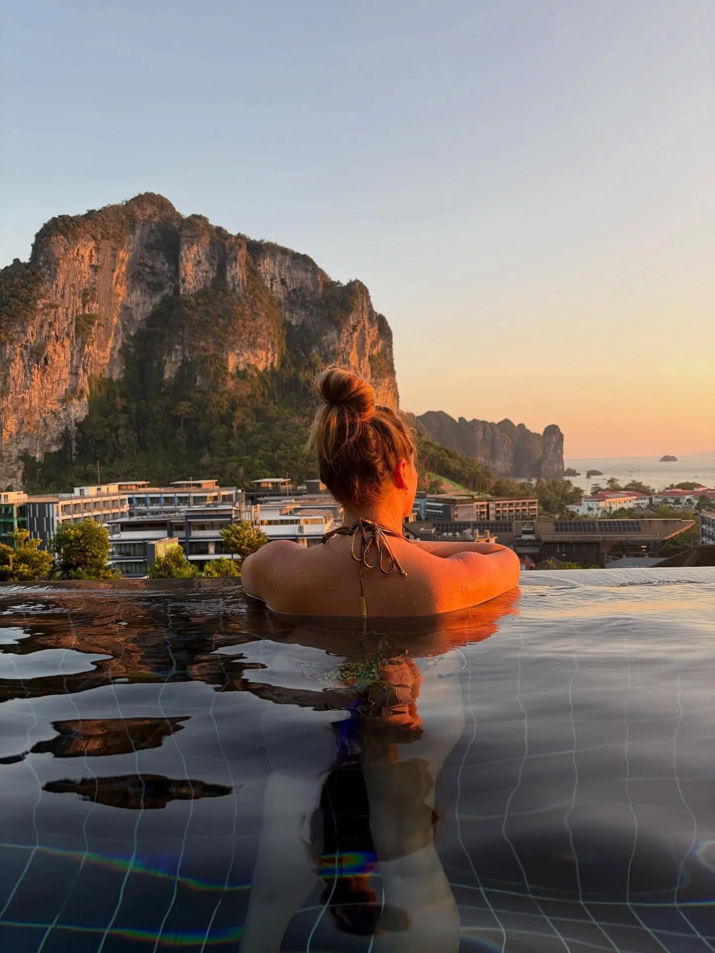 No words for my past two and a half months here💓Boat rides along the east and west islands, strolls through the streets of Chiang Mai, the Pai hole and two huts, tuk tuk rides blasting maneater, late night Koh Phangan yaps, viewpoint expeditions in 