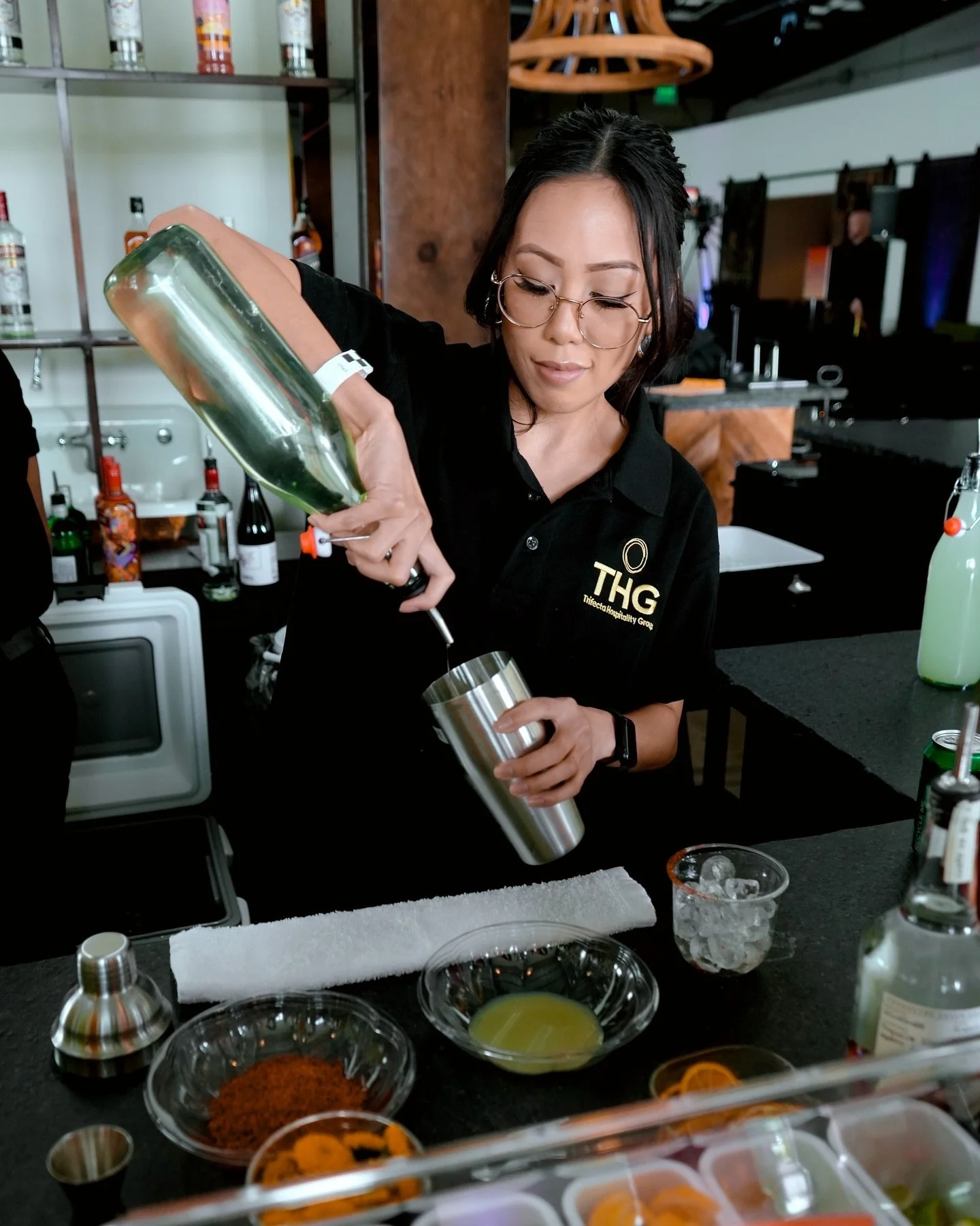 Shaking things up at your next event!🍋&zwj;🟩🪇
Let us mix the perfect vibe with our specialty cocktails made with fresh locally sourced ingredients every time. 🍍🍊🍉🥒🌶️
.
Photographer: @noraflickinger 
Venue: @rollinggreens 
Hosted By: @recordin