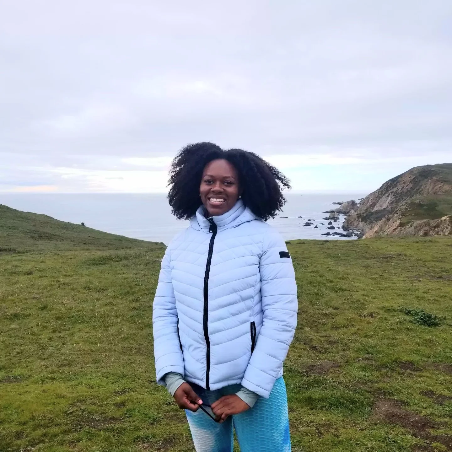 maurissa in front of the ocean