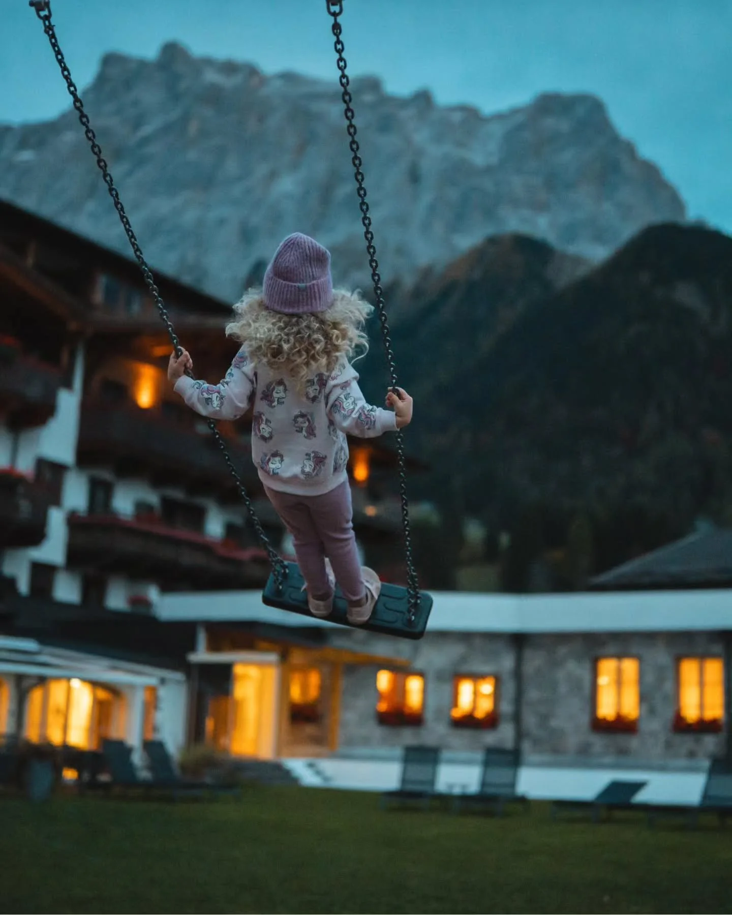 Wenn der Tag langsam ins gold taucht und die Berge leuchten, wird's still. Nur das Kichern vom Spielplatz und das klingen der Gl&auml;ser beim Abendessen - der Tiroler Hof ist ein Ort, an dem die Zeit nicht vergeht, sondern bleibt. 

Ein St&uuml;ck Z