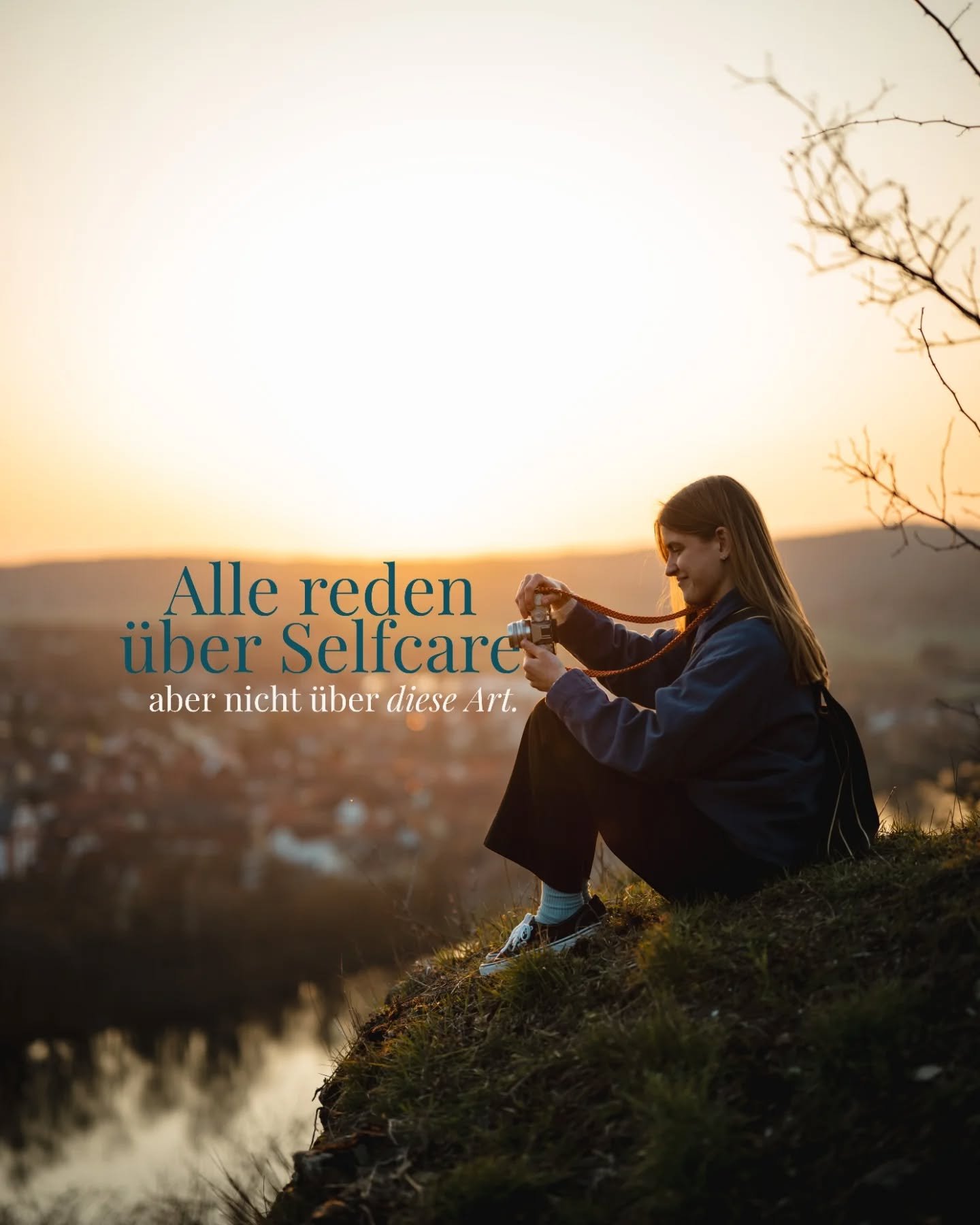 Alle reden &uuml;ber Kerzen, B&auml;der Journaling. Aber kaum jemand spricht &uuml;ber die Form, die wirklich etwas ver&auml;ndert: du selbst sein zu d&uuml;rfen.

Echt. Unperfekt. Ohne Maske.

Deine Gedanken, deine Arbeit, deine Grenzen erst nehmen.