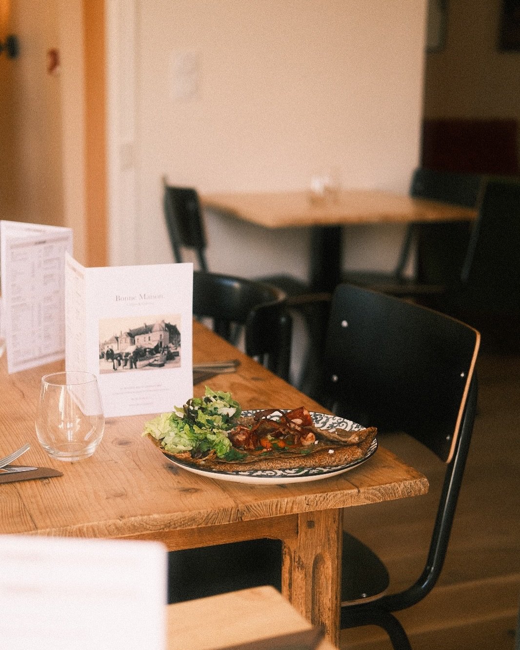 🎉🌟🎉 L'heure est enfin venue ! Bonne Maison rouvre ses portes d&egrave;s aujourd'hui ! 🍽️🍴 Venez d&eacute;couvrir la toute nouvelle carte, pr&eacute;par&eacute;e avec amour par notre cheffe talentueuse @louise.thomass ! 👩&zwj;🍳🌱🌸

Au programm