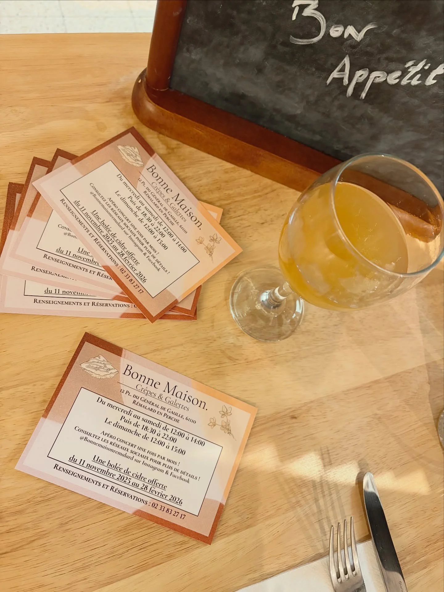 On met &agrave; jour notre carte et pour l'occasion, vous retrouverez nos nouveaux flyers un peu partout dans le Perche 🤩 Pr&eacute;sentez le flyers &agrave; table pour une bol&eacute;e de cidre offerte ! 🍺 

Venez vite d&eacute;couvrir notre nouve