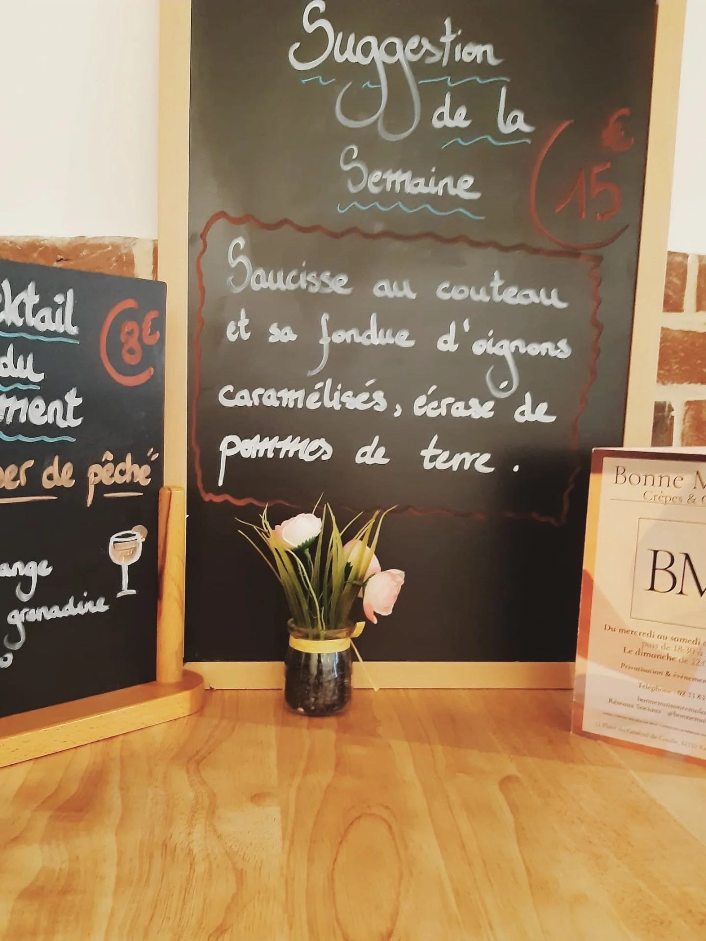 🌟🍽️ NOUVEAUT&Eacute; : &Agrave; partir d&rsquo;aujourd&rsquo;hui, en plus de nos galettes et cr&ecirc;pes, d&eacute;couvrez notre plat de la semaine ! 😉

Pour inaugurer, on commence avec une 
Saucisse au couteau et sa fondue d&rsquo;oignons caram&