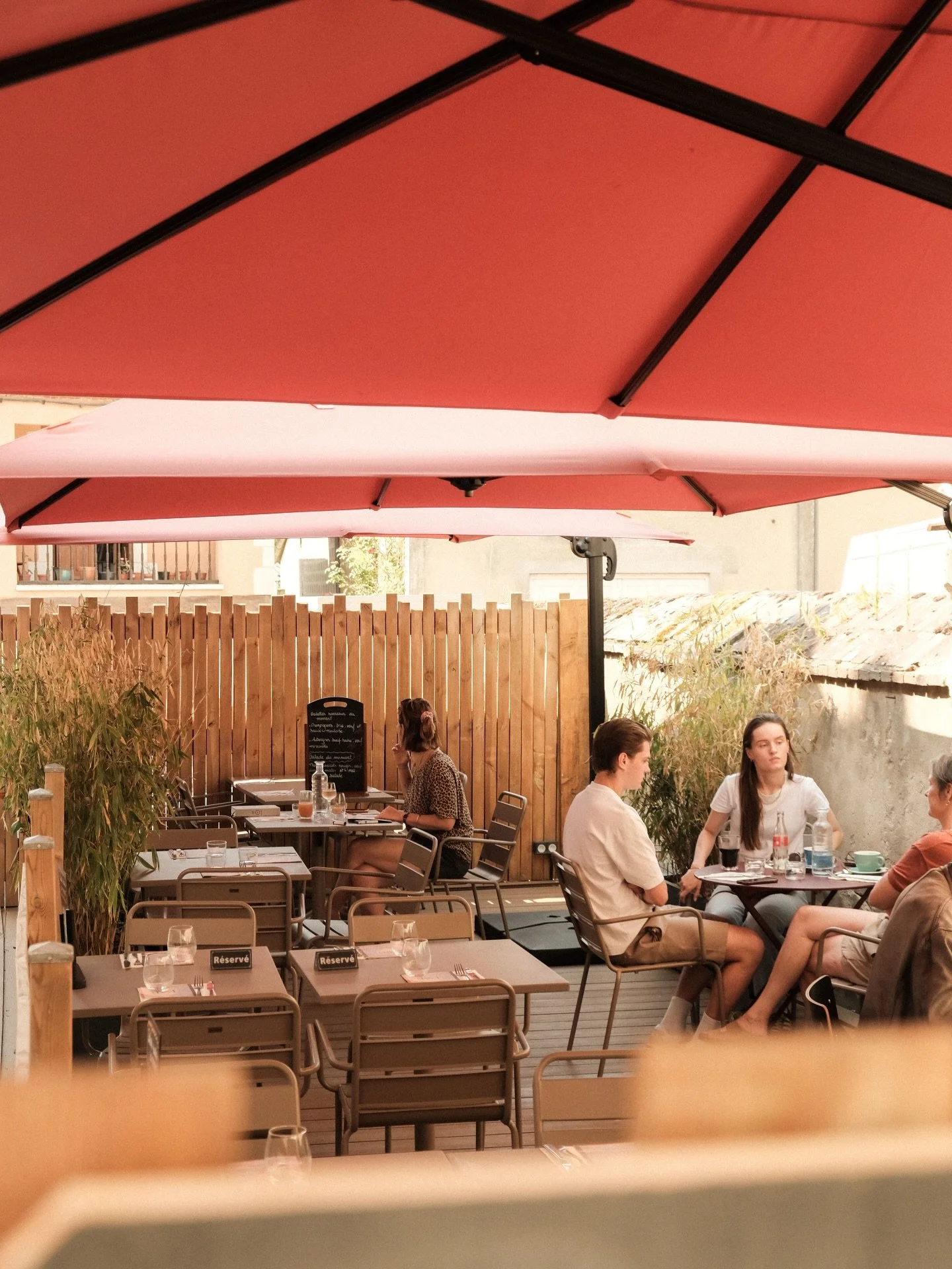 ☀️🌿 LA TERRASSE EST ROUVERTES : PROFITEZ DU SOLEIL ! 🍹😎

Quelques jours de beau temps = une terrasse pr&ecirc;te &agrave; vous accueillir !
Venez siroter un cocktail, d&eacute;guster une galette croustillante ou simplement vous d&eacute;tendre au 