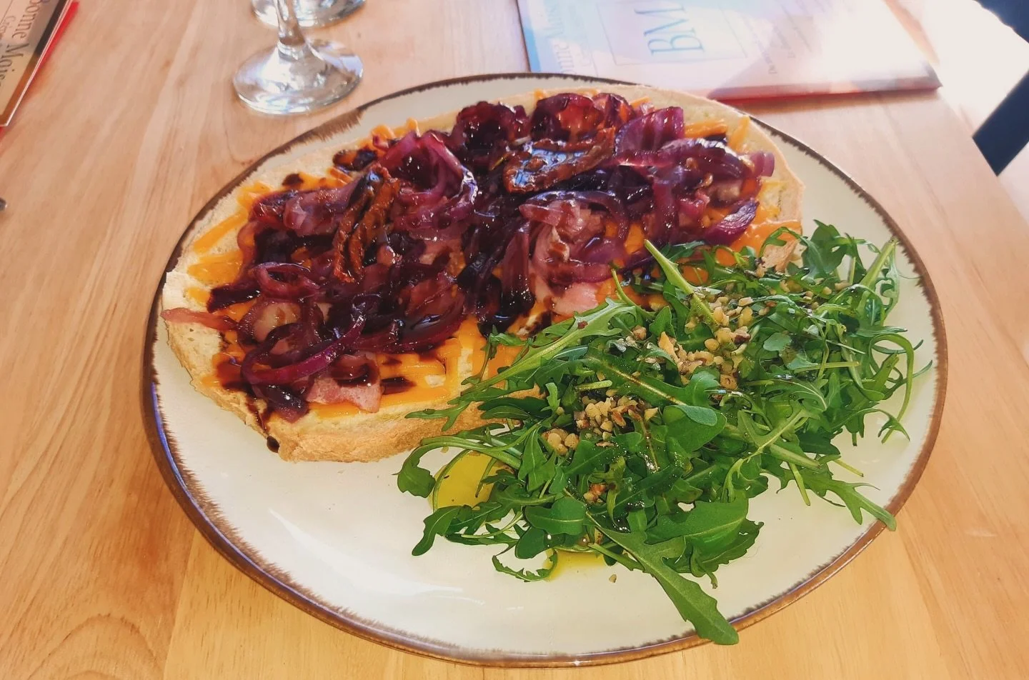 🍅✨ SUGGESTION DE LA SEMAINE : LA BRUSCHETTA QUI D&Eacute;CHIRE ! 🧀🥓

Une explosion de saveurs sur pain grill&eacute; :
🧀 Cheddar ultra-fondu,🧅 Oignons caram&eacute;lis&eacute;s (le petit plus sucr&eacute;),🥓 Lard grill&eacute; croustillant et ?