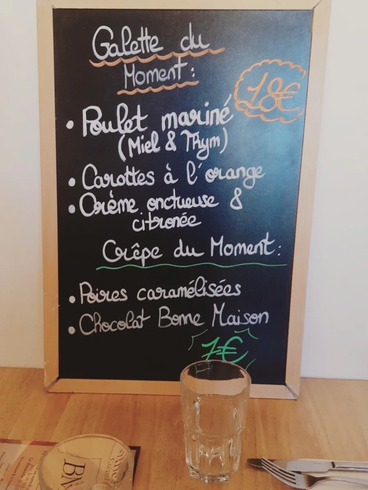 🍯🍗 GALETTE DU MOMENT : DOUCEUR &amp; CROUSTILLANT !
Poulet marin&eacute; au miel et thym, carottes &agrave; l&rsquo;orange, cr&egrave;me onctueuse et citronn&eacute;e&hellip; Un voyage gourmand dans une galette !
&Agrave; d&eacute;guster vite ! 🥞✨