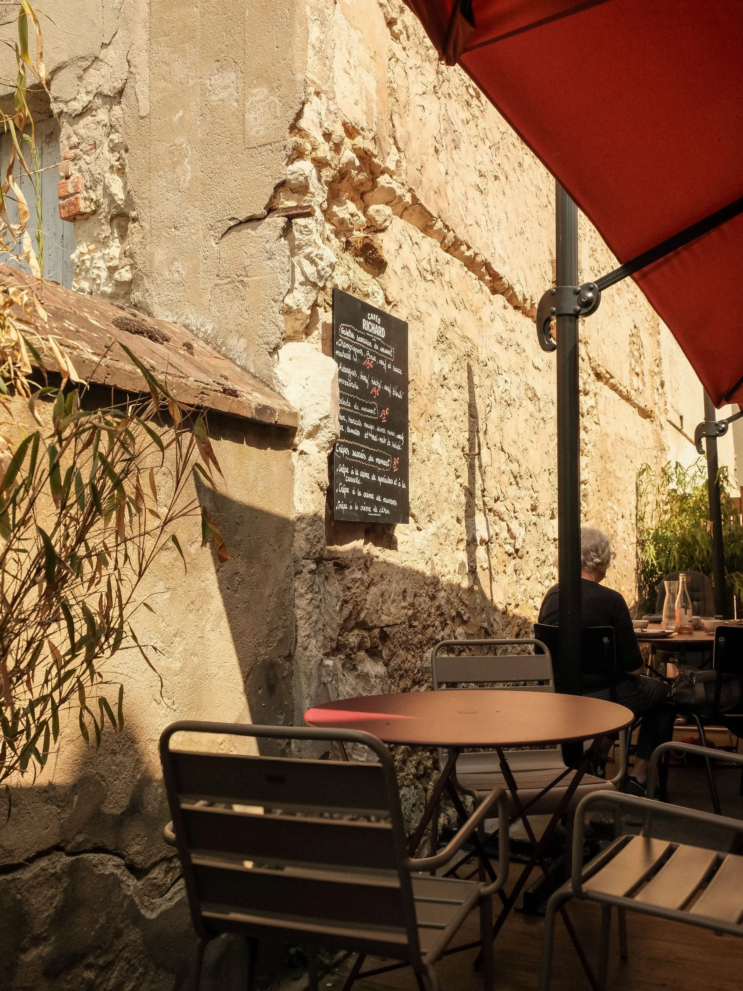 ☀️🌧️❄️ LE SOLEIL SE FAIT ATTENDRE ? PAS GRAVE, ON A LES GALETTES ! 🥞☕🔥
Ouverts pendant les ponts de mai !
Venez vous r&eacute;chauffer avec une galette croustillante en attendant les beaux jours !
On vous attend avec le sourire ! 😊 Photos: @laura