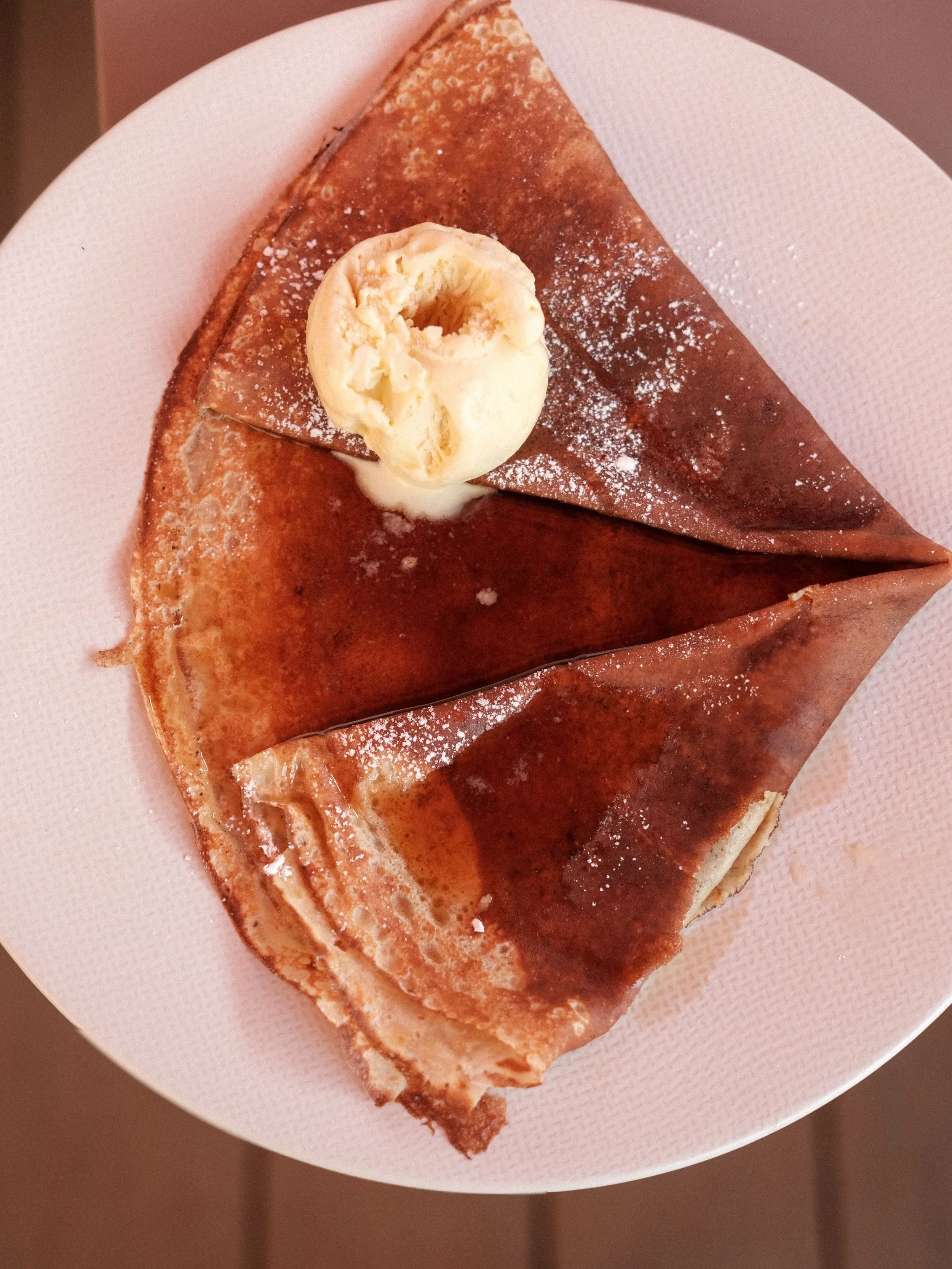 🥞✨ Nous sommes ouverts pendant les ponts ! 

Nos galettes sont bonnes, mais nos cr&ecirc;pes sucr&eacute;es le sont encore plus ! 🍯🍫

Venez vous faire plaisir ! 😋 Photo : @laura_strauss_pro 🫶

#BonneMaison #GalettesEtCr&ecirc;pes #PontsDeMai #Go