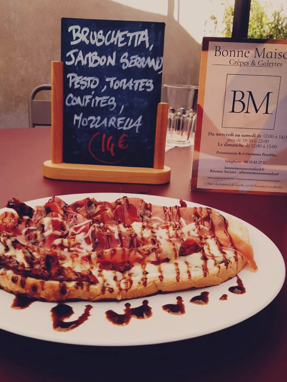 🍅✨ BRUSCHETTA GOURMANDE !

Jambon Serrano, tomates confites, pesto et mozzarella &ndash; ideal &agrave; d&eacute;guster en terrasse 😎☀️ !

#BonneMaison #Bruschetta #Gourmandise #LePerche