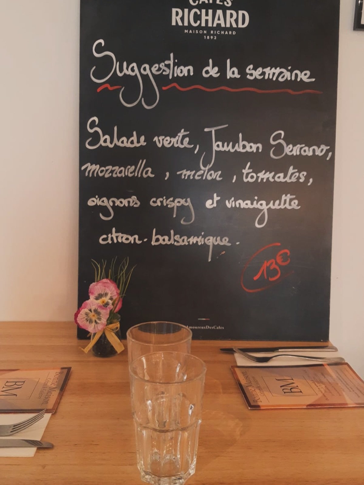 🍽️✨ Notre salade de la semaine pour un peu de fra&icirc;cheur !
🍖 Jambon Serrano 🧀 Mozzarella cr&eacute;meuse, Melon juteux 🍅 Tomates savoureuses 🧅 Oignons crispy (le petit plus croustillant !) et une vinaigrette citron-balsamique pour sublimer 