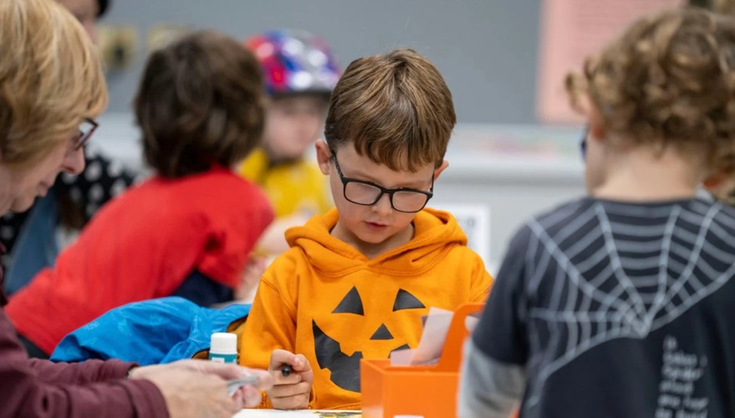 Half-term adventures are calling! 🍁🎭
From art-making at @royalwilliamyd to spooky storytelling at the @soapbox_childrens_theatre, Plymouth is packed with creative fun for families this October. Think trails, theatre, crafts, and even a Halloween d