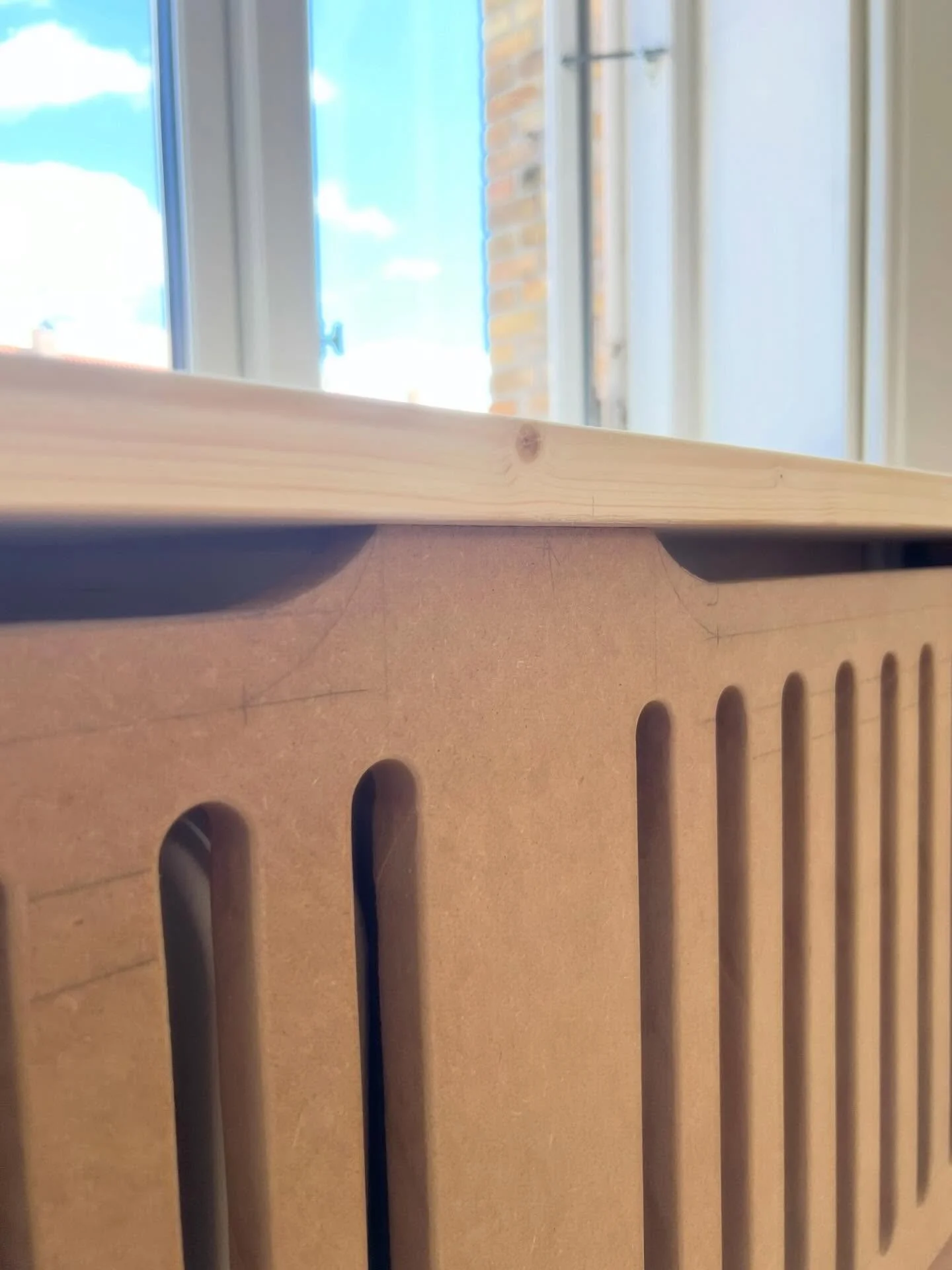 Radiatorskjuler m. b&aelig;nk 

Endnu en grim ting er her blevet skjult, denne gang en radiator. Nu kan kunden sidde varmt, p&aring; noget flot. 
Bygget i mdf, med en topplade af fyrtr&aelig;. 

Aftagelig front, s&aring; man ogs&aring; kan regulere v