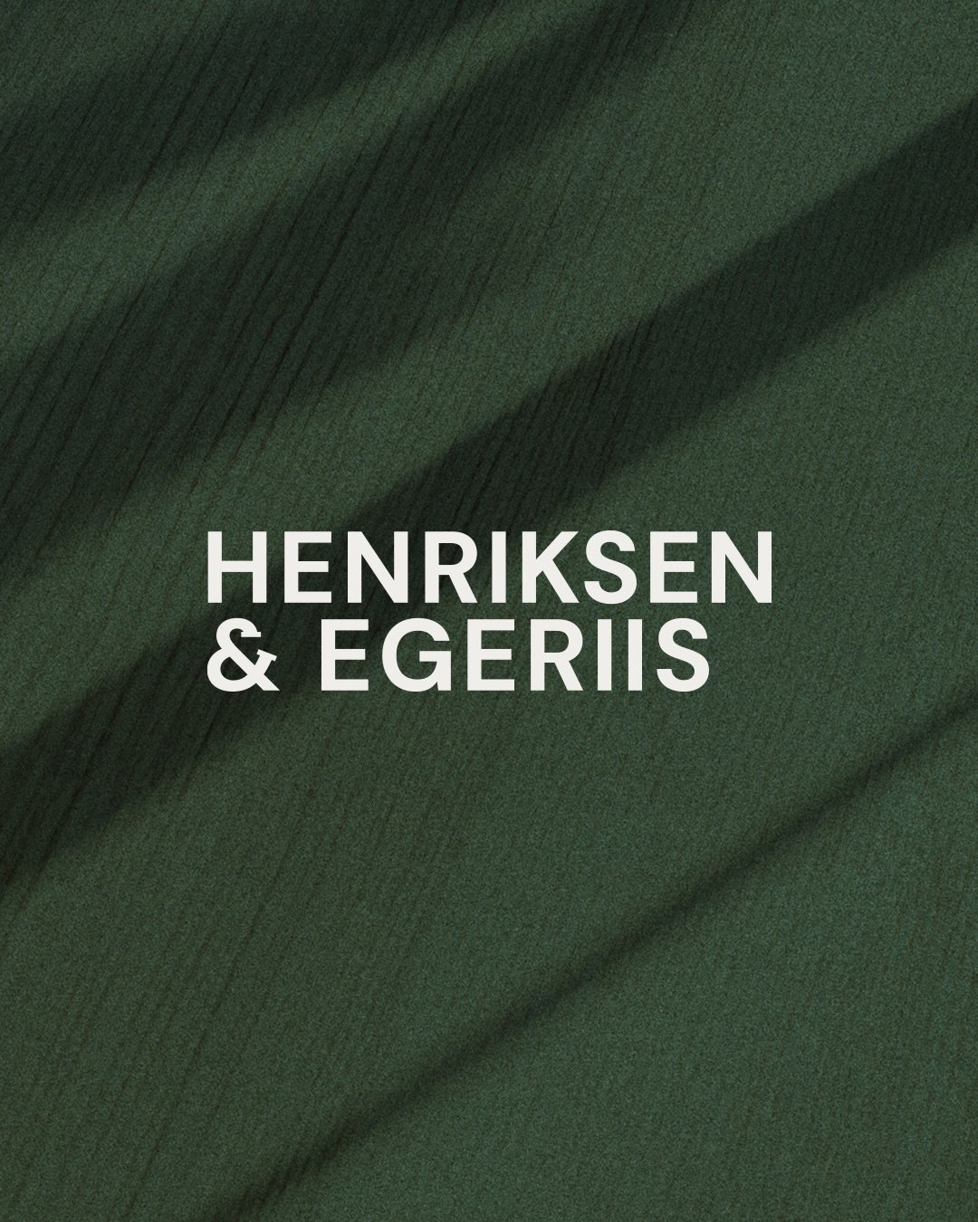 Hvem er vi egentlig? Kenneth Henriksen og Dan Egeriis 👋🏻 En t&oslash;mrerduo med samlet 25 &aring;rs erfaring, der er klar til fx at bygge dit elskab, reolsystem, skur, carport, k&oslash;kken, terrasse, skabsl&oslash;sning, specialopgave og meget a