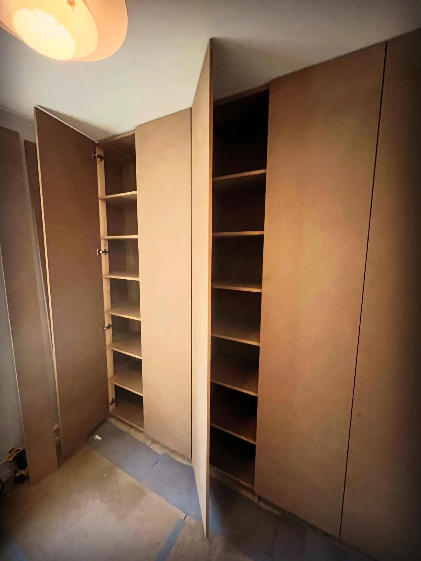 Indbygget skab i mdf 

Her har vi bygget et skab i 19 mm mdf, med 16 mm l&aring;ger. P&aring; meget lidt plads 🤣 
L&aring;gerne er sk&aring;ret til loftet efter kundens &oslash;nske, og 
sendt til lakering efterf&oslash;lgende.

Swipe for at se den 