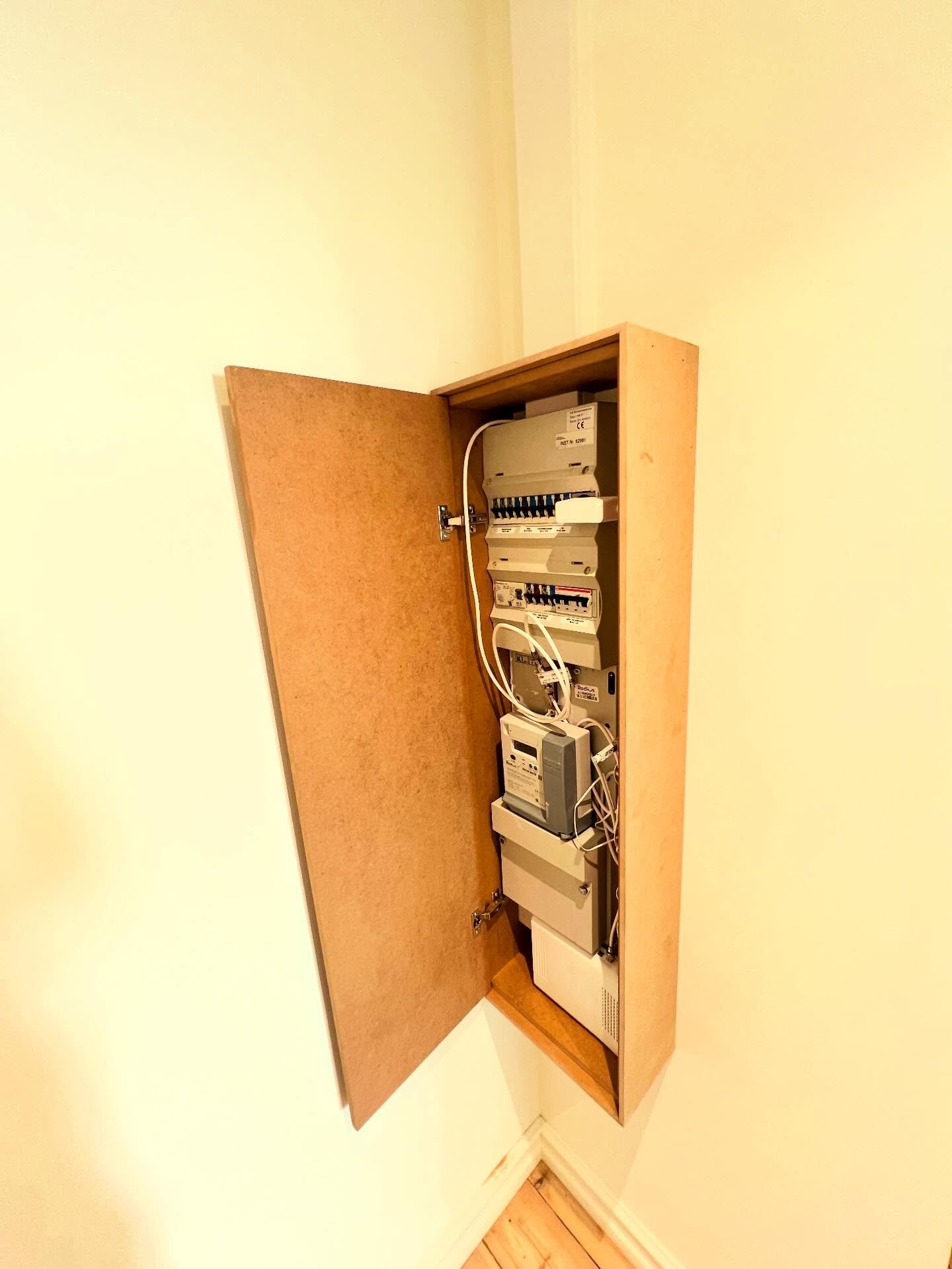 Skab til eltavle

Endnu en modbydelig eltavle er hermed skjult 🤩

Skabet er bygget i mdf, med indep&aring;liggende l&aring;ge for et stilet udseende. 

Push-open funktion (swipe for at se om det virker) 

(Kunden st&aring;r selv for malerarbejde)