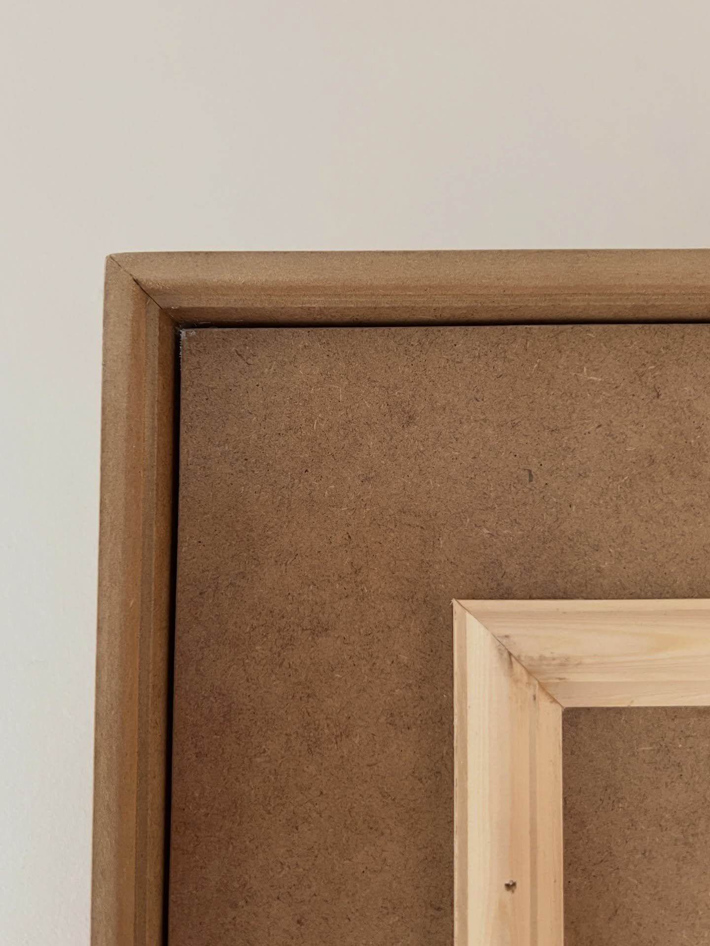 Vi elsker de sm&aring; detaljer, der lige giver det hele et n&oslash;k op. Her er det p&aring;satte lister og profilerede kanter som prikken over i&rsquo;et ✸