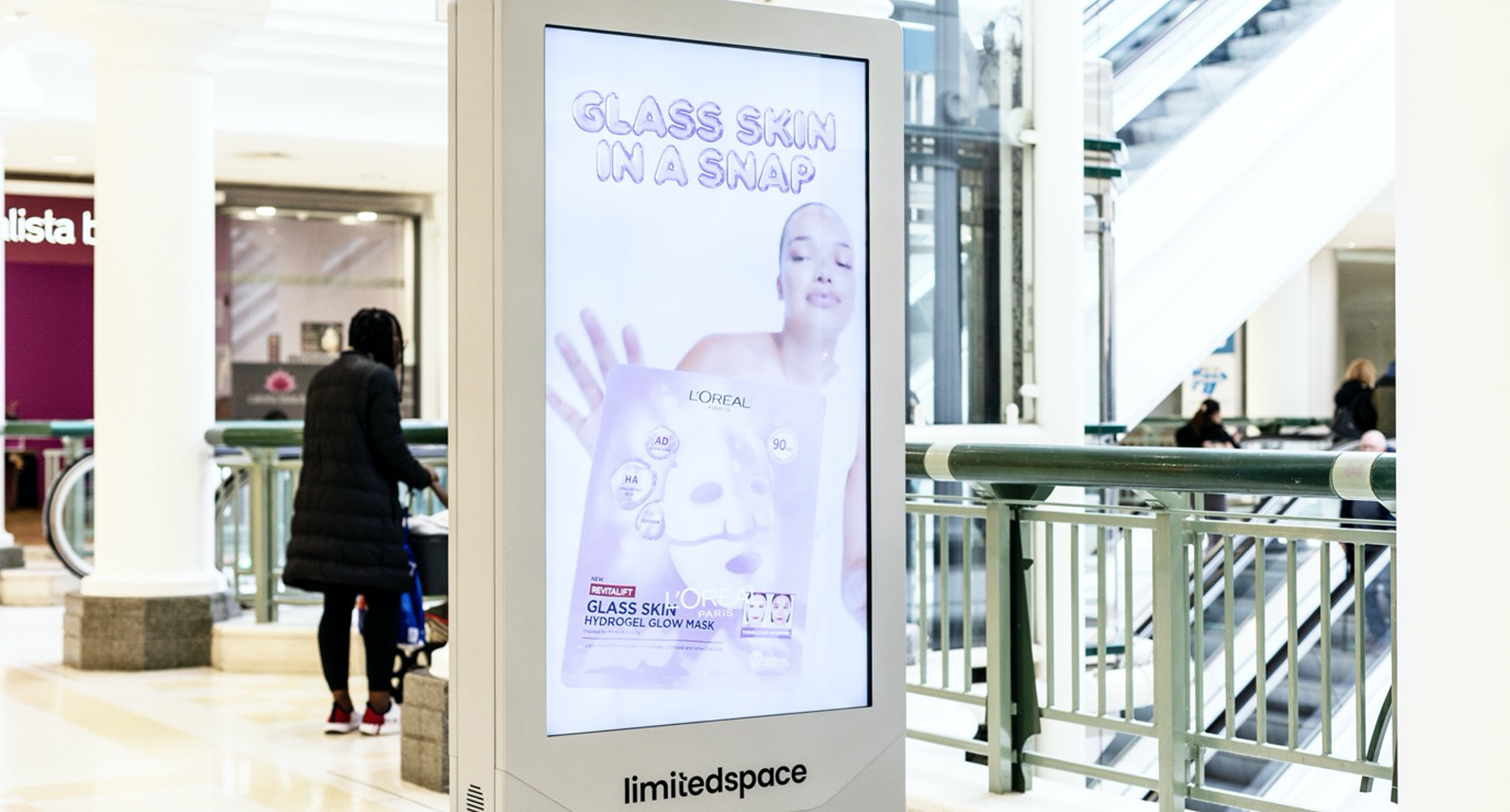 limited-space-dooh-loreal-revitalift-orbit-20.png