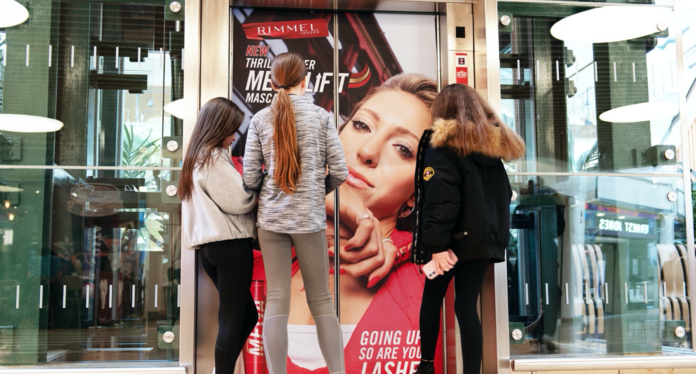 limited-space-ooh-rimmel-mega-lift-adlift-3.png