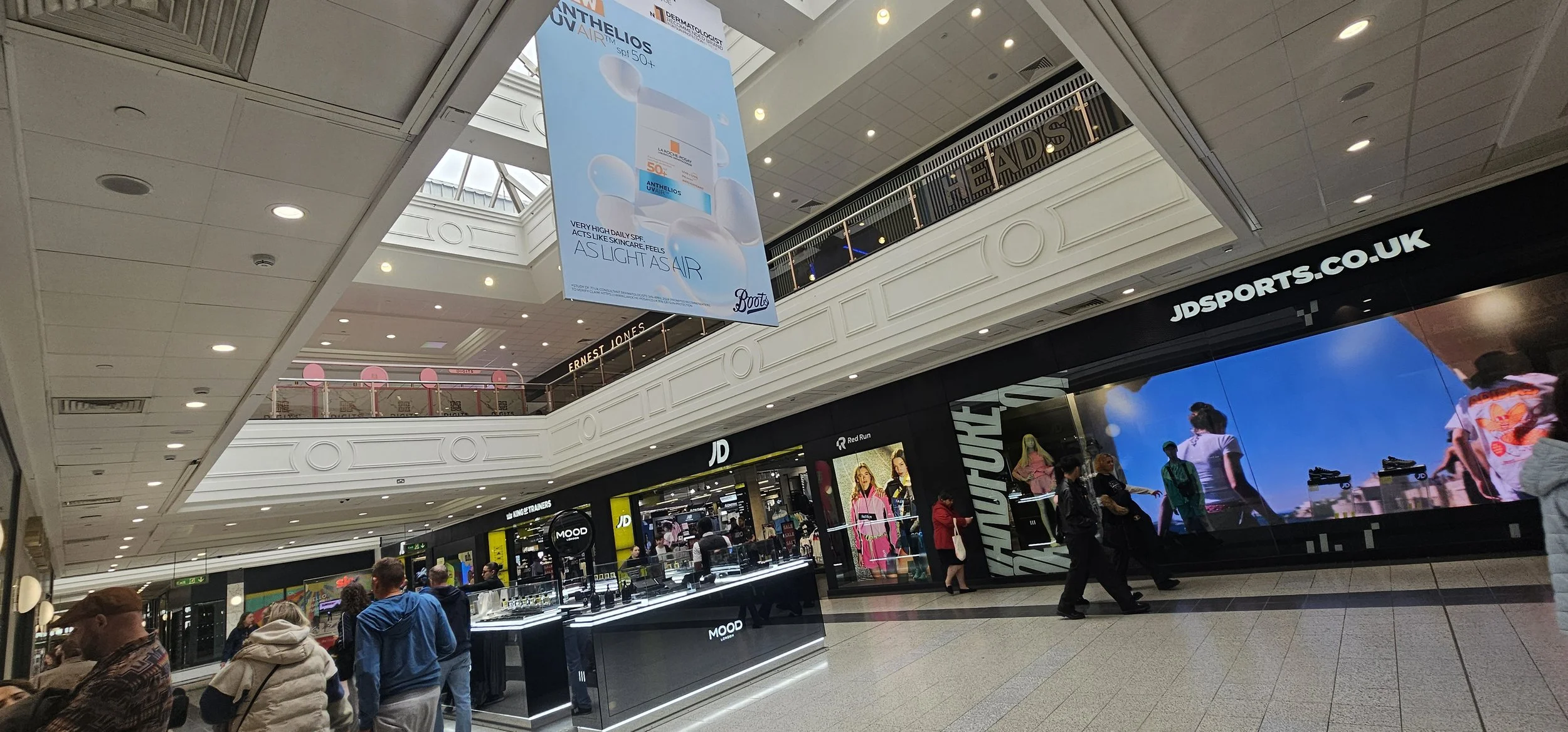 limited-space-ooh-la-roche-posay-banners-1.jpg