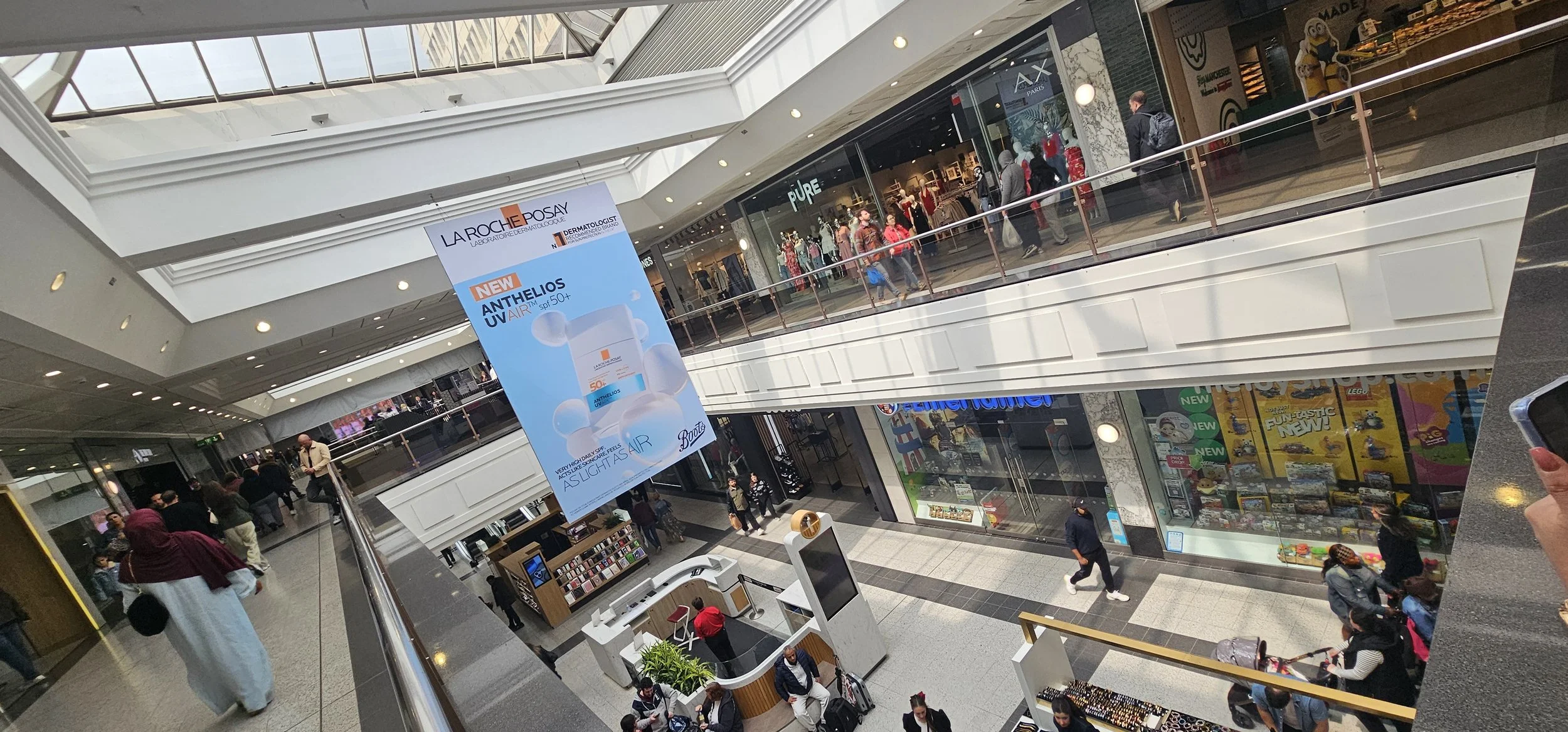 limited-space-ooh-la-roche-posay-banners-4.jpg