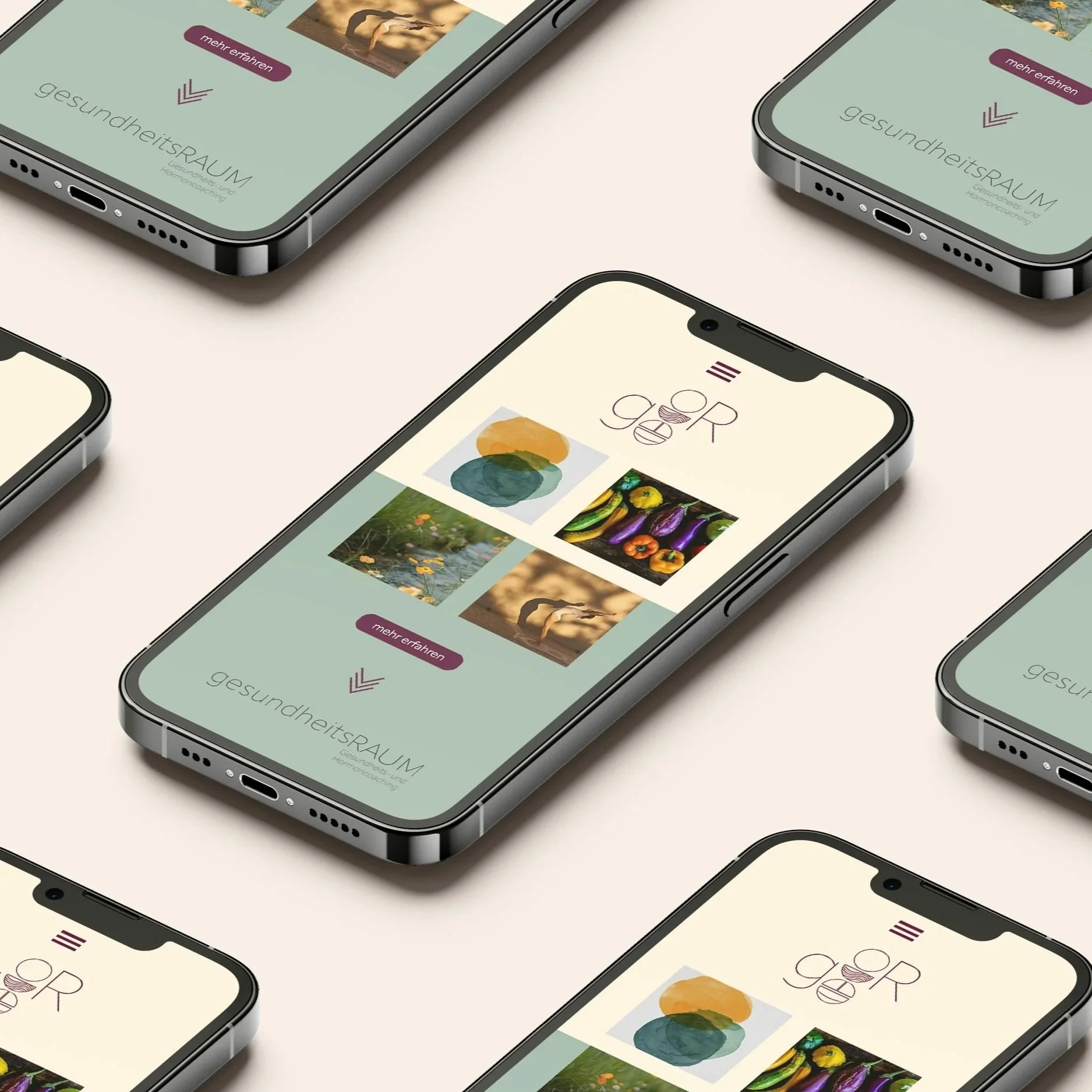Mehrere Smartphones auf einer beige Oberfläche, die eine App mit dem Titel 'gesundheitsRAUM' und Bildern von Natur, Yoga und Gemüsesorten zeigen.