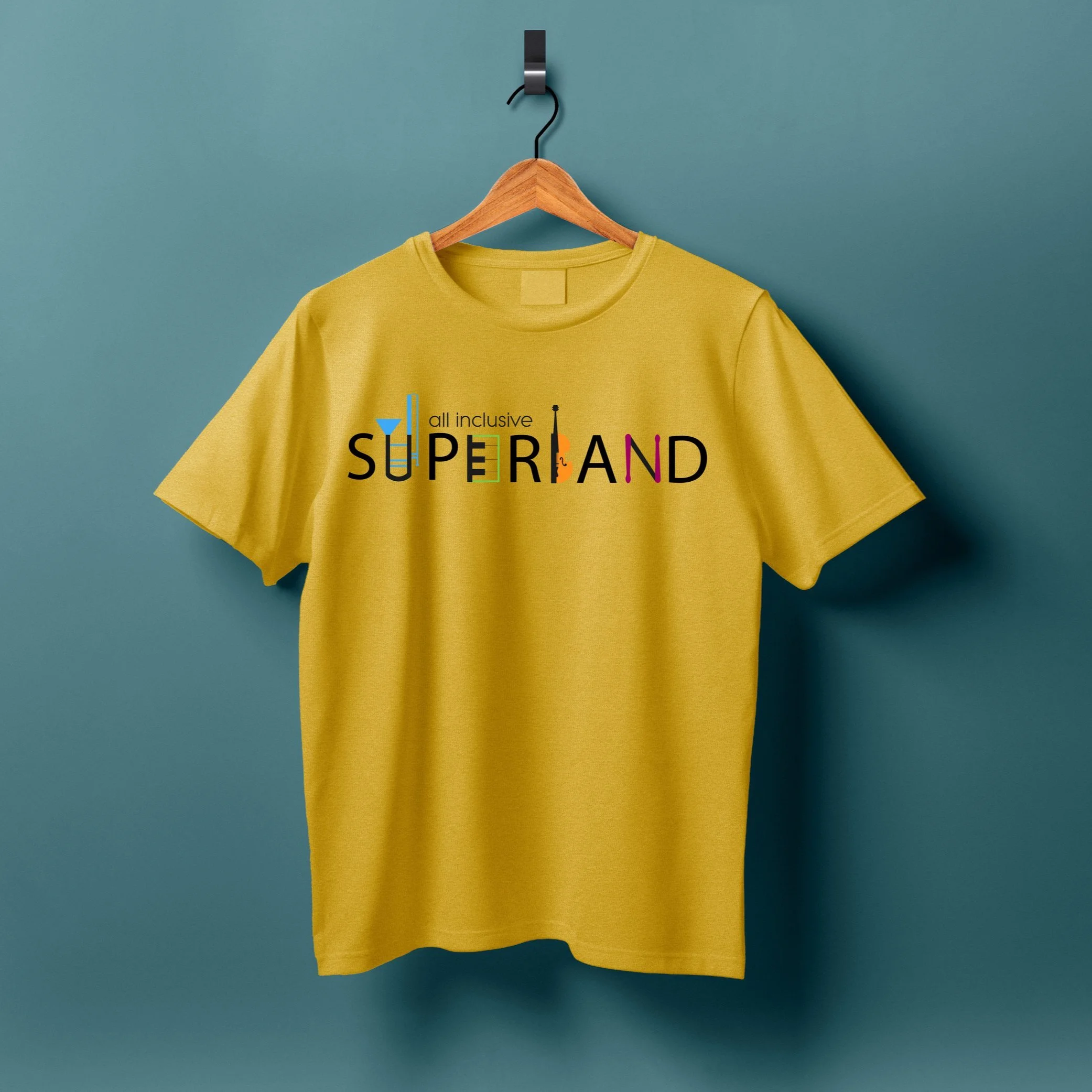 Gelbes T-Shirt mit Schriftzug und Symbolen, hängt an einem Holzkleiderbügel vor einem blauen Hintergrund.