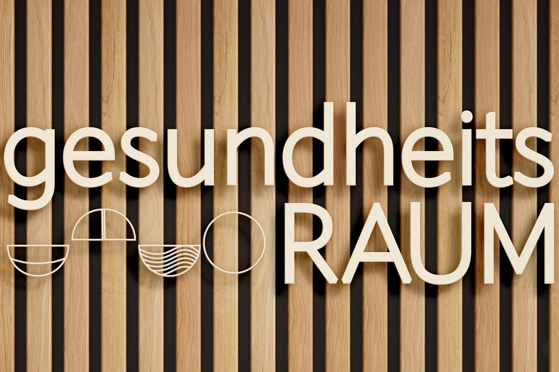 Holzvertäfelung mit weißen Buchstaben, die 'gesundheits' und 'RAUM' sagen, sowie drei weiße dekorative Schalen.