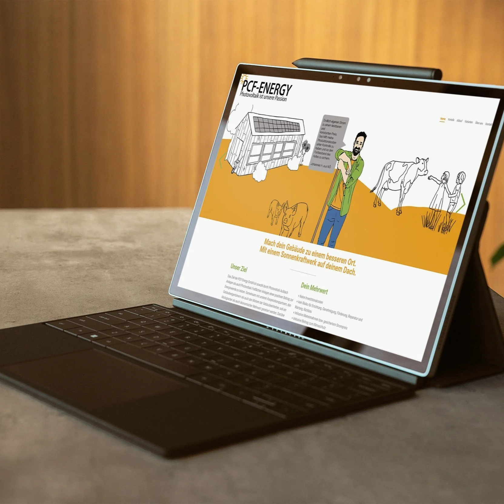 Laptop auf einem Holztisch zeigt eine Webseite zum Thema Solarenergie, mit Illustration eines Hauses, eines Mannes und Tieren, und Text in Deutsch.