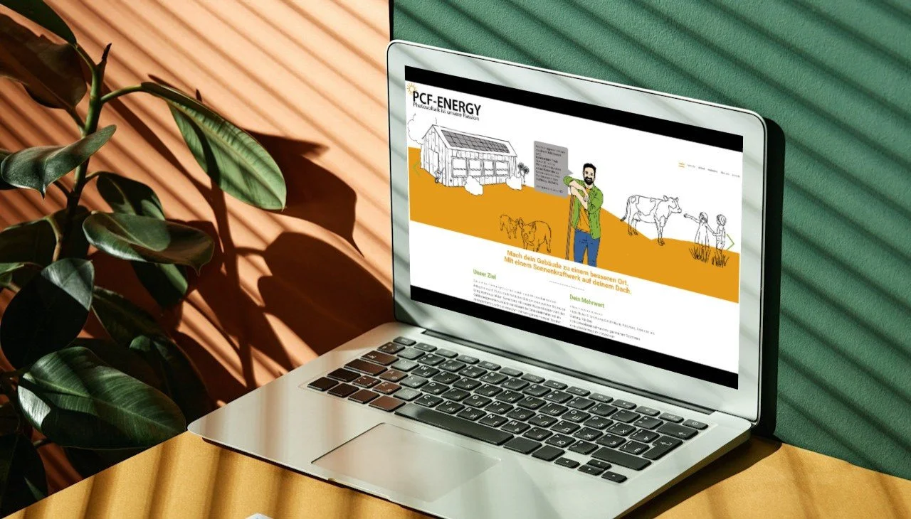 Ein Laptop auf einem Tisch mit einer Webseite über Photovoltaik und Solaranlagen. Der Hintergrund hat grüne und orangefarbene Streifen, daneben sind Pflanzen mit großen grünen Blättern.