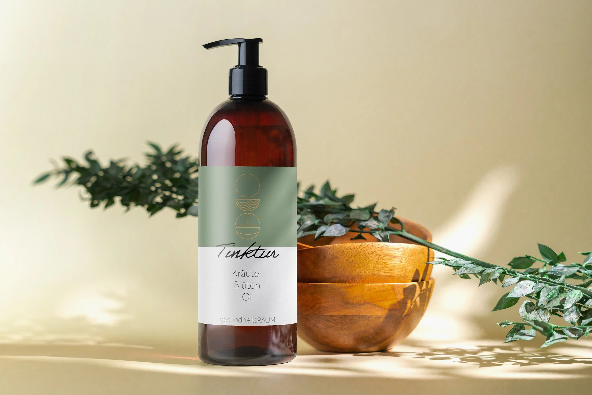 Ein brauner Pumpflasche mit einem weißen Etikett, auf dem steht 'Tinktur', 'Kräuter', 'Blüten', 'Öl' und 'gesundheitsRAUM', steht neben einem Holzschüssel mit grünen Blättern auf einem gelben Hintergrund.