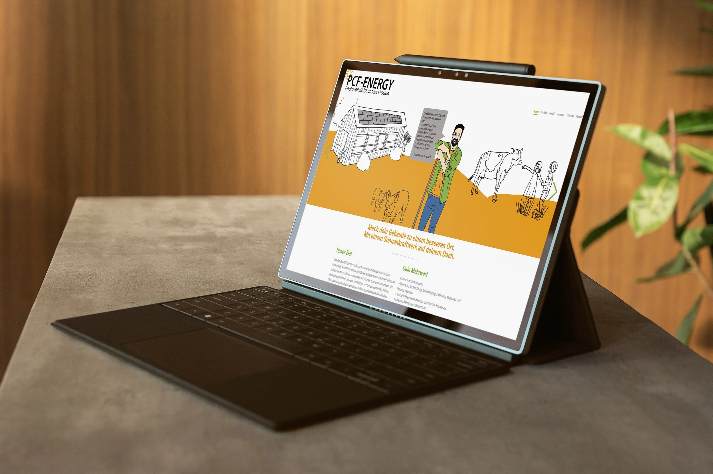 Ein Laptop mit einem aufgeklickten Bildschirm zeigt eine Webseite zur Förderung erneuerbarer Energien auf einem Holztisch. Im Hintergrund ist eine Holzvertäfelung und eine Pflanze zu sehen.