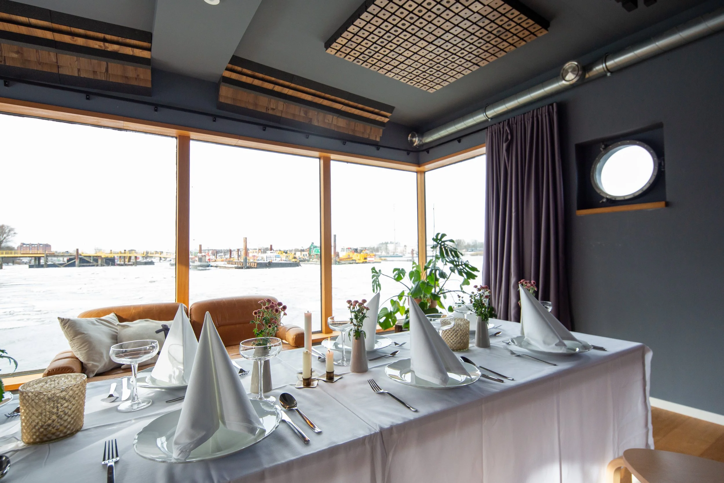 2026-03_dashausboot_interior_event_setup-1.jpg