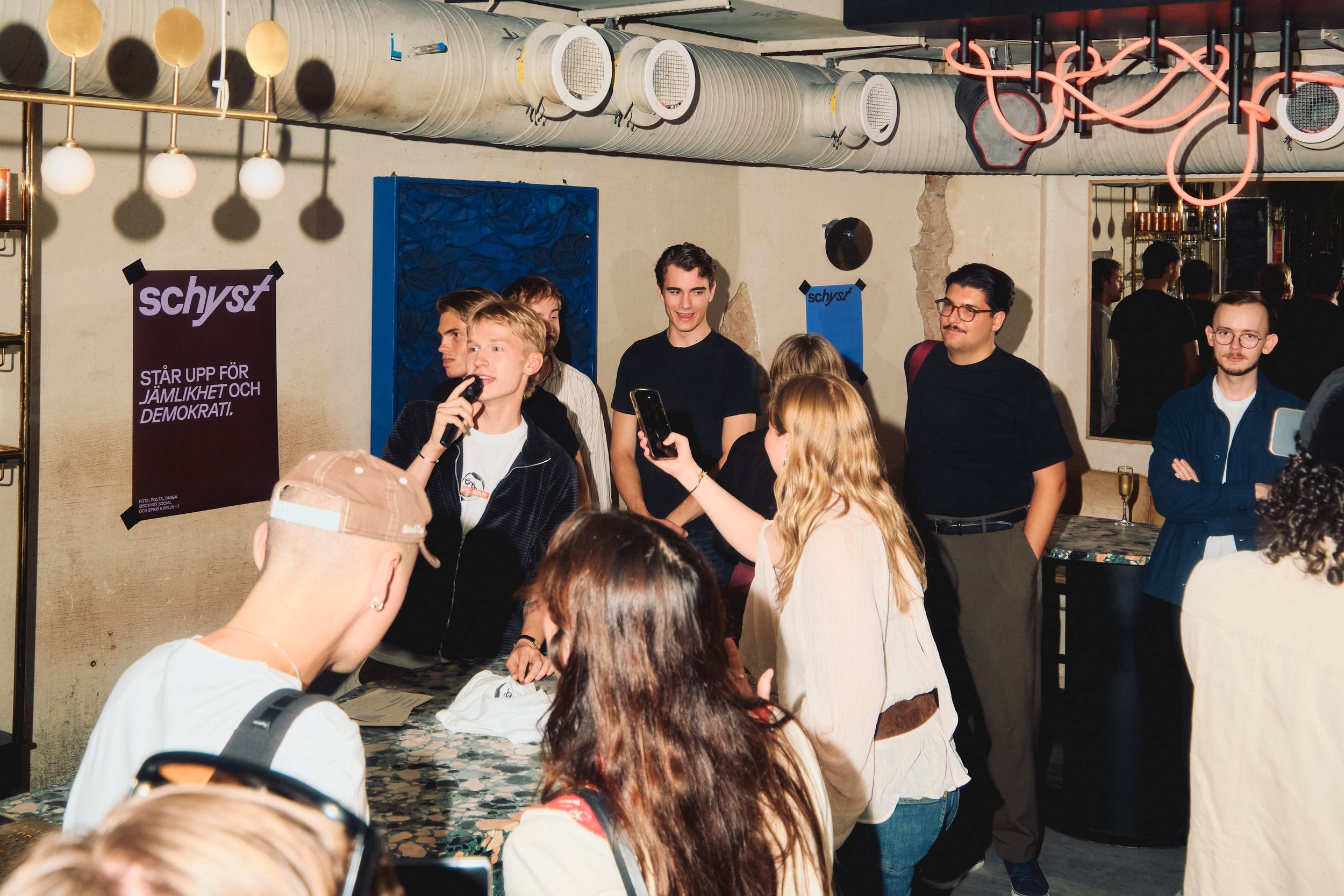 Emil Nordfjell står vid en bar i terazzo på Schysts after work för schysta kreatörer
