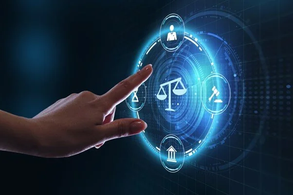 Une main humaine interagit avec une interface holographique représentant des icônes liées au droit, à la justice et à la loi.