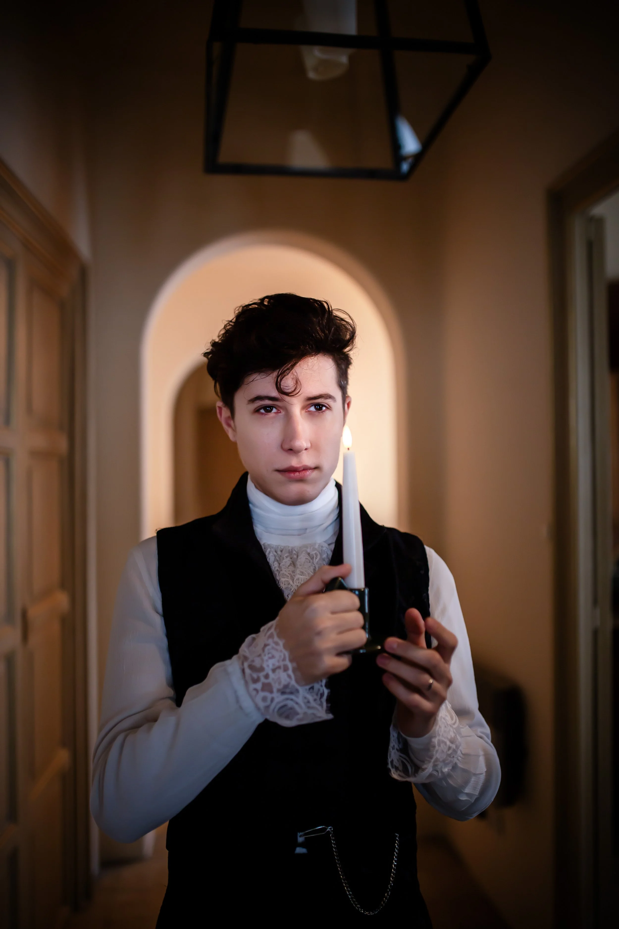 Juventud con cabello rizado y peinado, vestido con un estilo gótico victoriano  | ReVolution | Rol en Vivo España