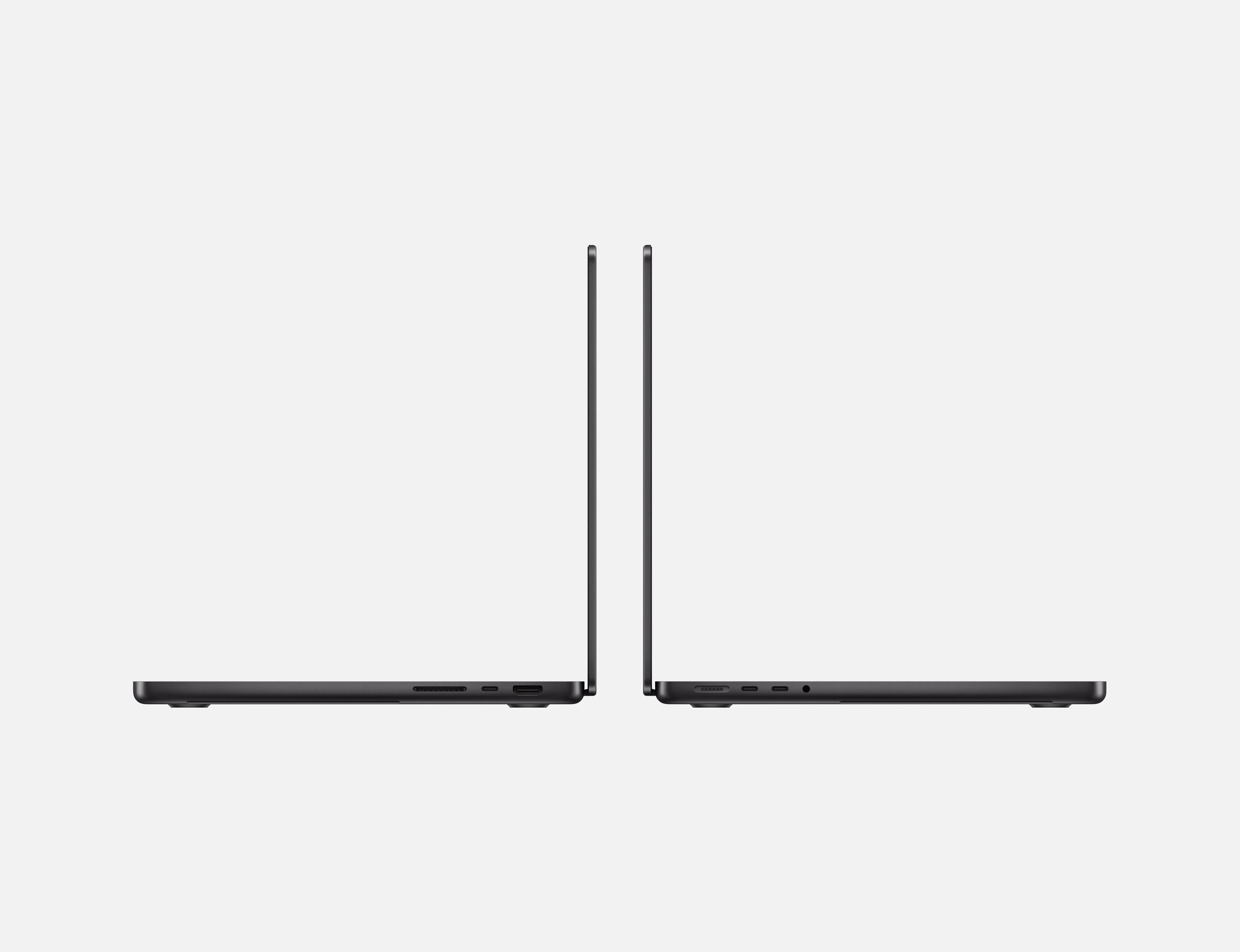 Zwei MacBooks in Space Schwarz im Profil mit aufgeklapptem Display, nebeneinander im 90-Grad-Winkel geöffnet.