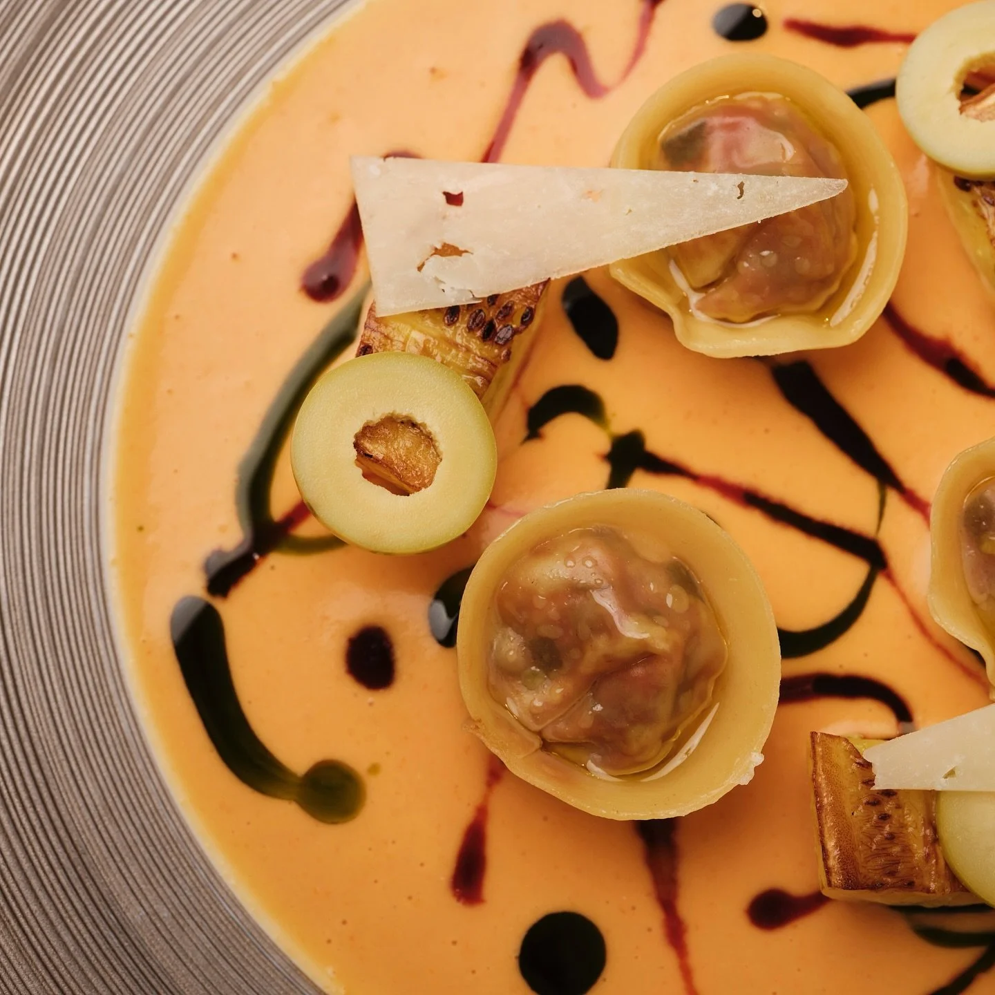 A celebration of Mediterranean simplicity, transformed into refined elegance ✨

Tortellini of &ldquo;Ratatouille&rdquo; / Black-Beauty Courgette / Manzanilla Olive / Heavily-reduced Piquillo Pepper / Shaved Manchego &amp; Basil &ldquo;Pistou&rdquo; ?