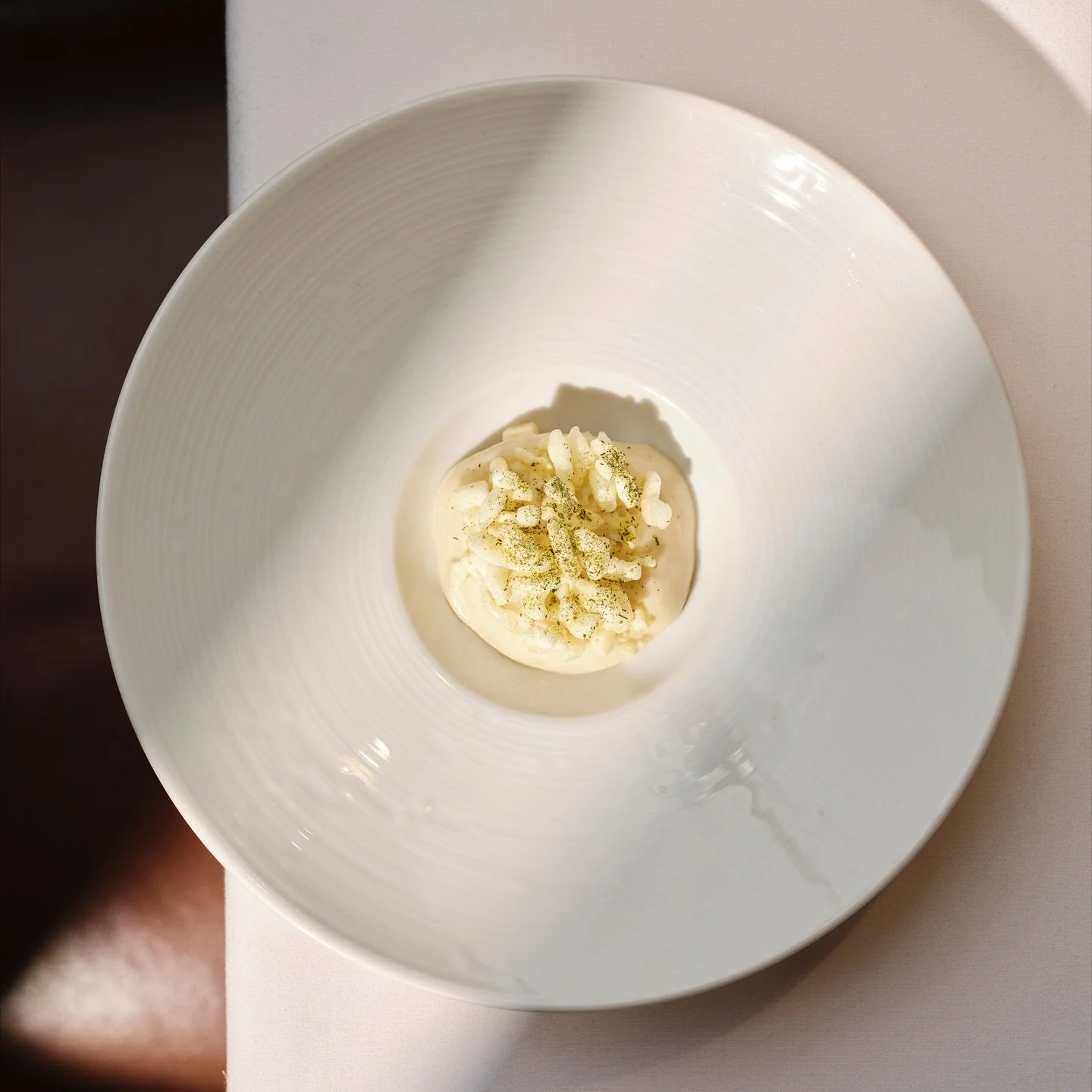 An elegant balance of land and sea ✨

Devonshire Smoked Eel / Leeks &amp; Ratte Potato &ldquo;Potage&rdquo; / Pickled Grain Mustard Seed 💜

#bohemiajersey #theclubjersey #jerseyci #jerseychannelislands #michelinguide #aahospitality